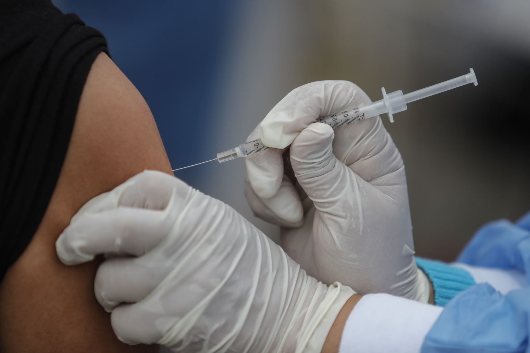 El Ministerio de Salud informó que el 82,5% de la población argentina recibió dos dosis de la vacuna contra el COVID-19 / (Andina)