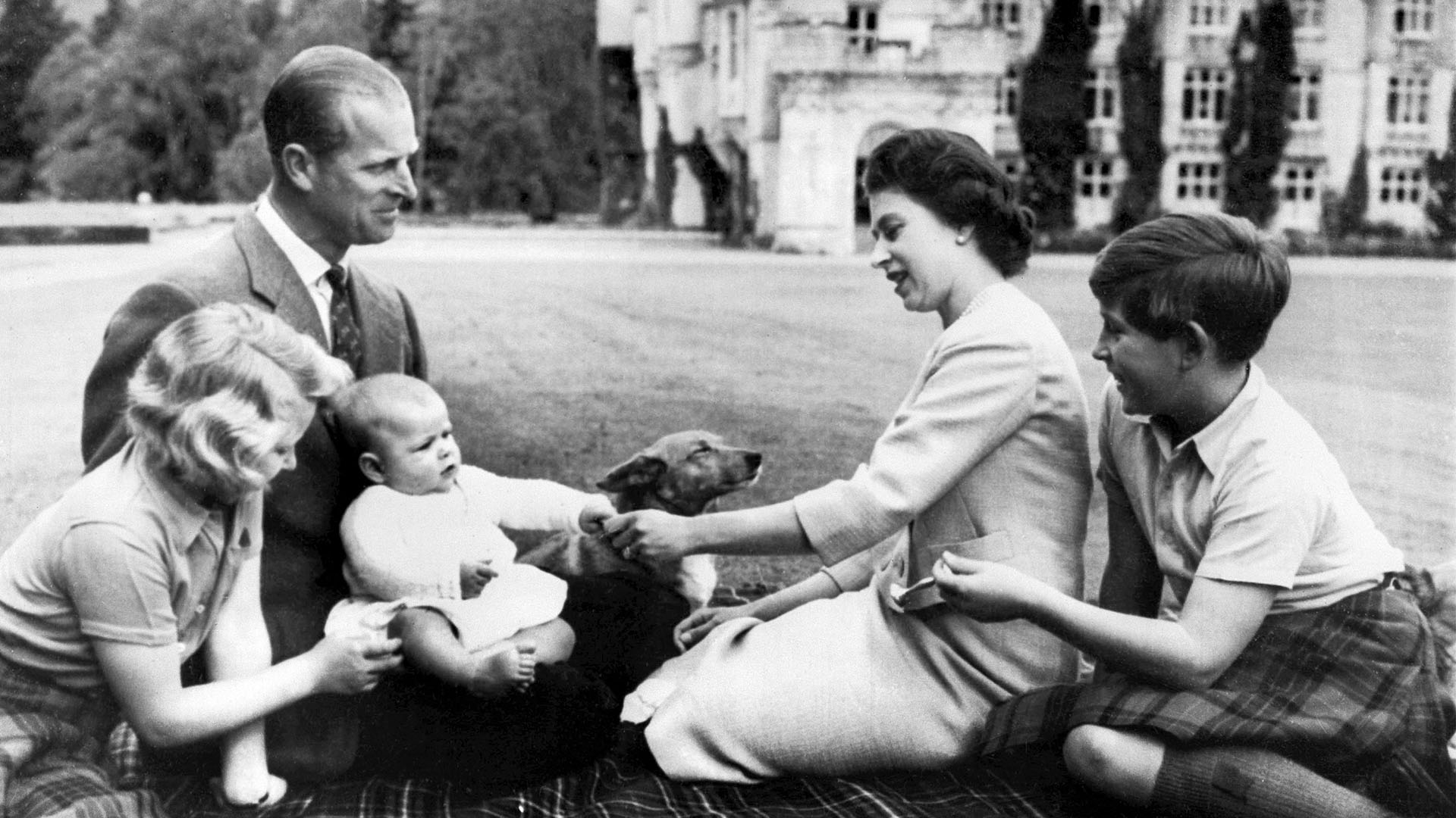 Felipe y la reina Isabel II junto a sus hijos en 1960 (AFP)