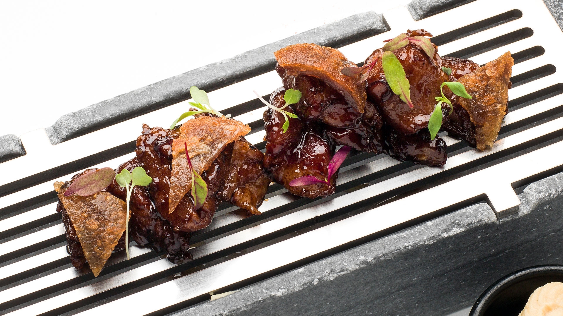 Tapa lágrima y rabo ibérico a la brasa con puré de garbanzos a la vainilla en Ten's Tapas (Prensa ABaC Group).