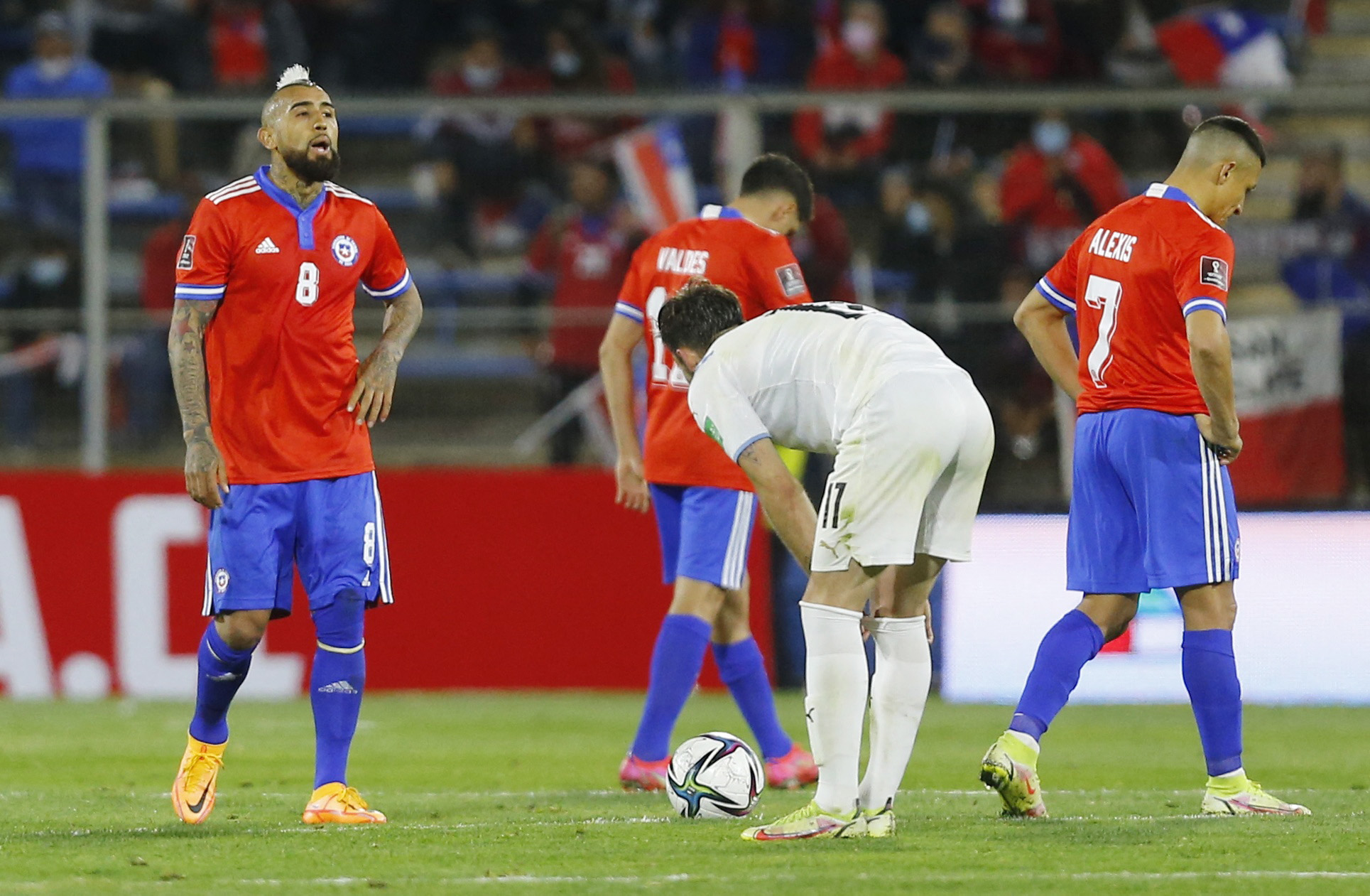 Arturo Vidal y Alexis Sánchez se lamentan por la derrota ante Uruguay que los dejó sin Mundial (REUTERS/Marcelo Hernandez)