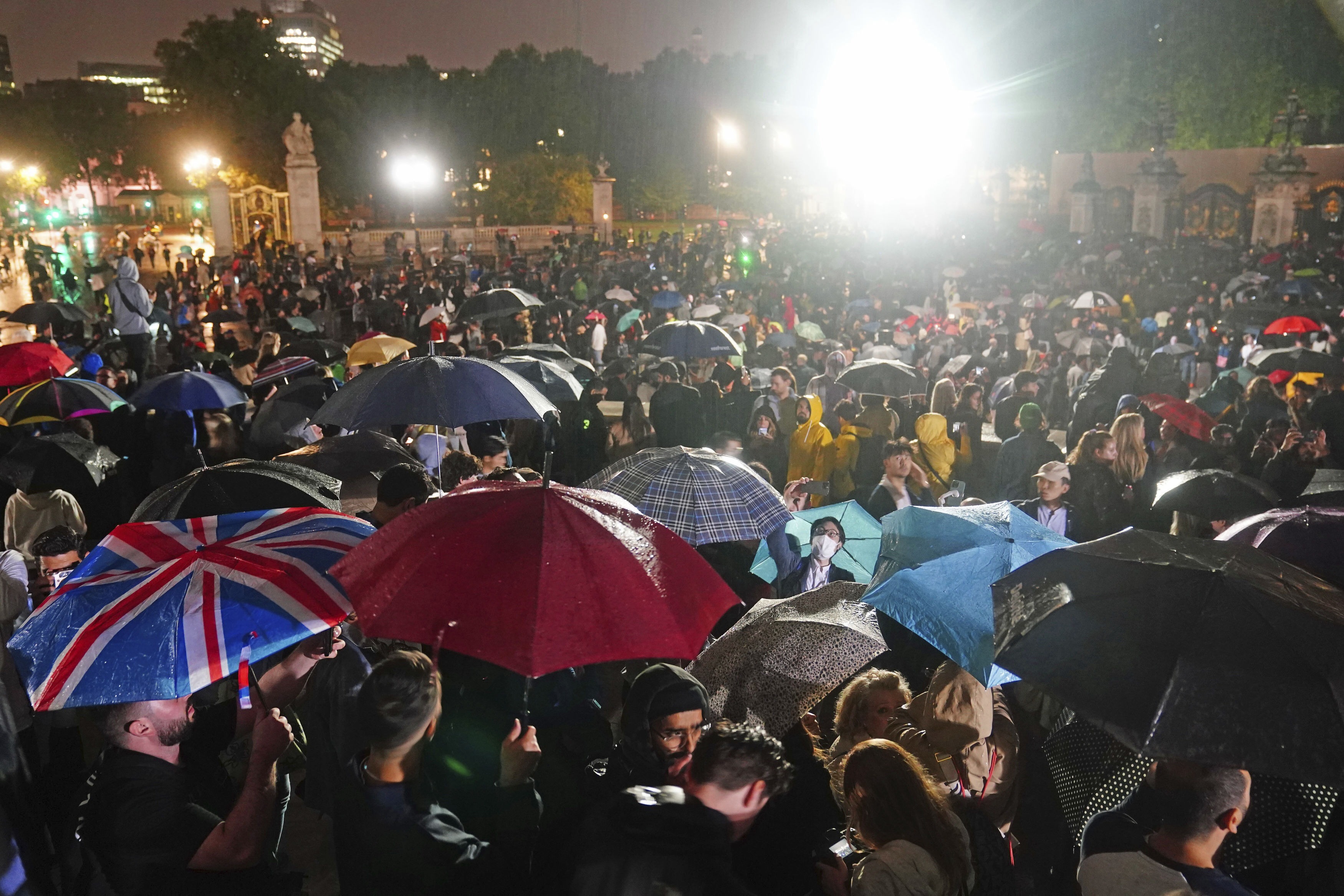 Miles de personas se movilizaron a pesar de la lluvia en Londres (Victoria Jones/PA via AP)