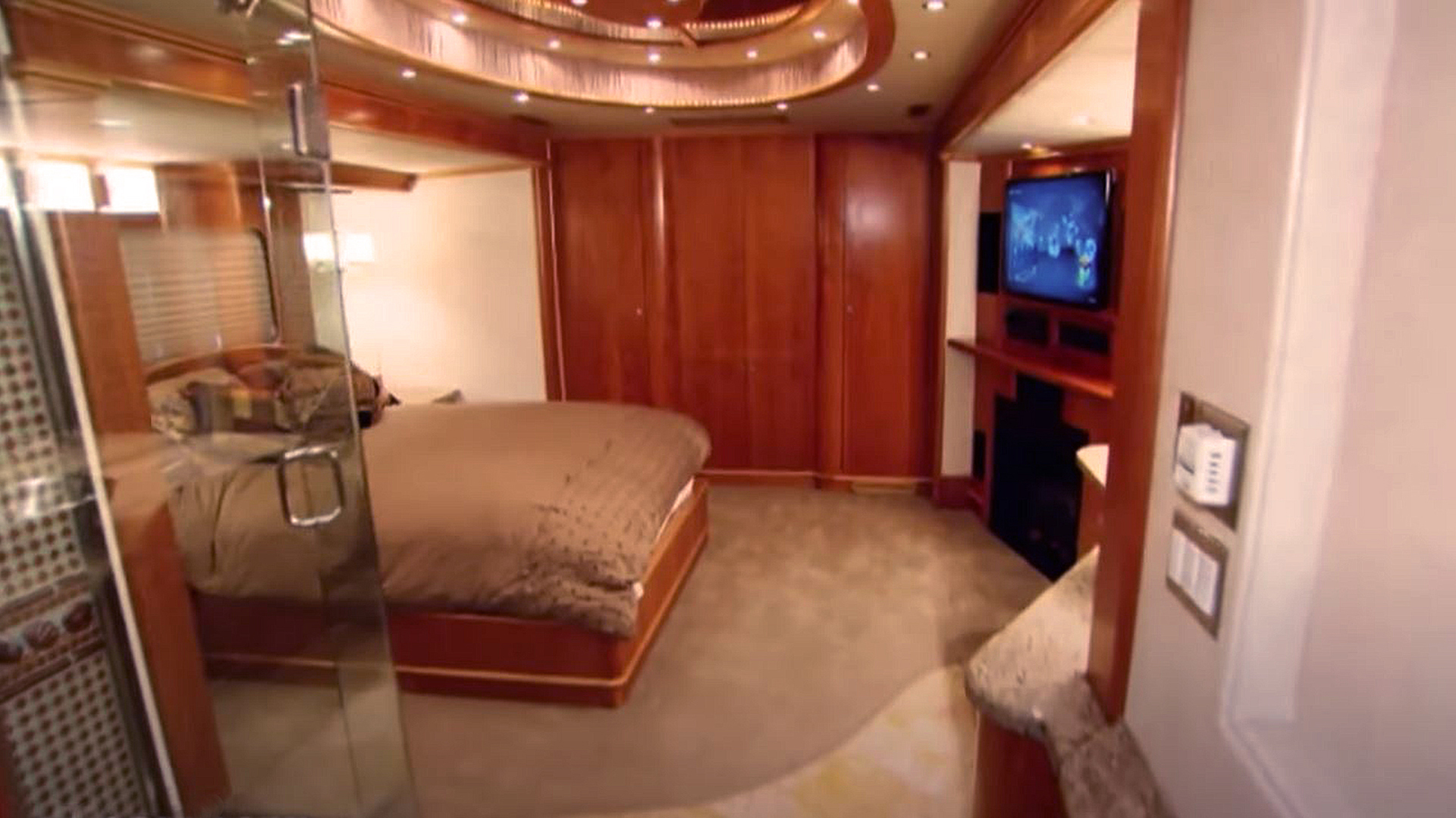 El dormitorio en suite, el lugar más privado del actor de Hollywood en su casa de lujo sobre ruedas