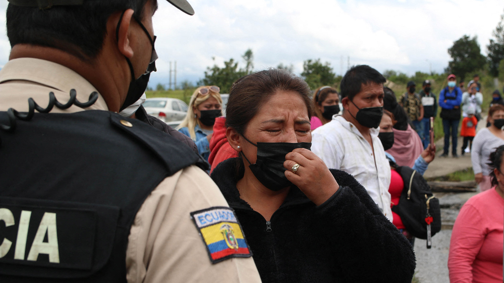 Familiares de presos son vistos fuera de la prisión CRS Turi después de un motín en Cuenca, Ecuador, el 3 de abril de 2022. - El Gobierno ecuatoriano moviliza féretros y atiende a los heridos por el motín, según fuentes oficiales. (Foto de FERNANDO MACHADO / AFP)