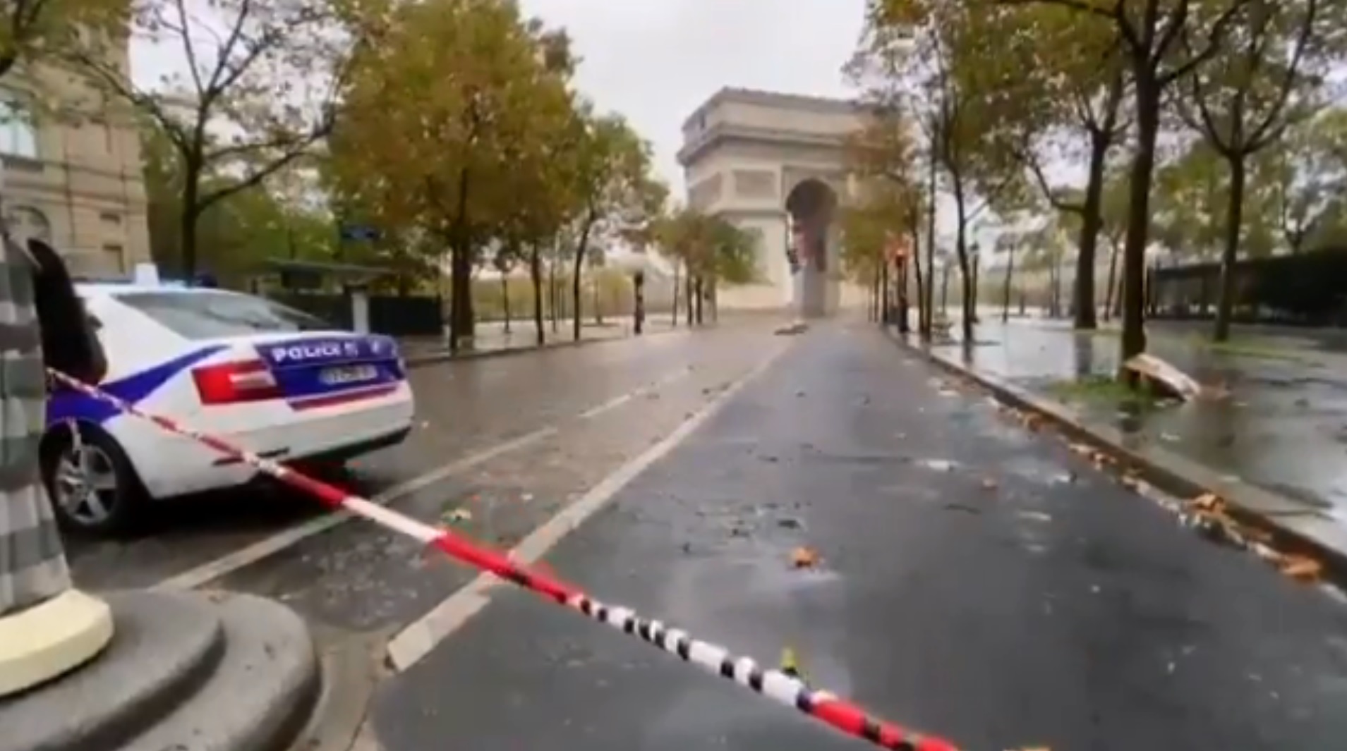 Evacúan la zona del Arco del Triunfo en París por una amenaza de bomba y el hallazgo de un paquete con municiones