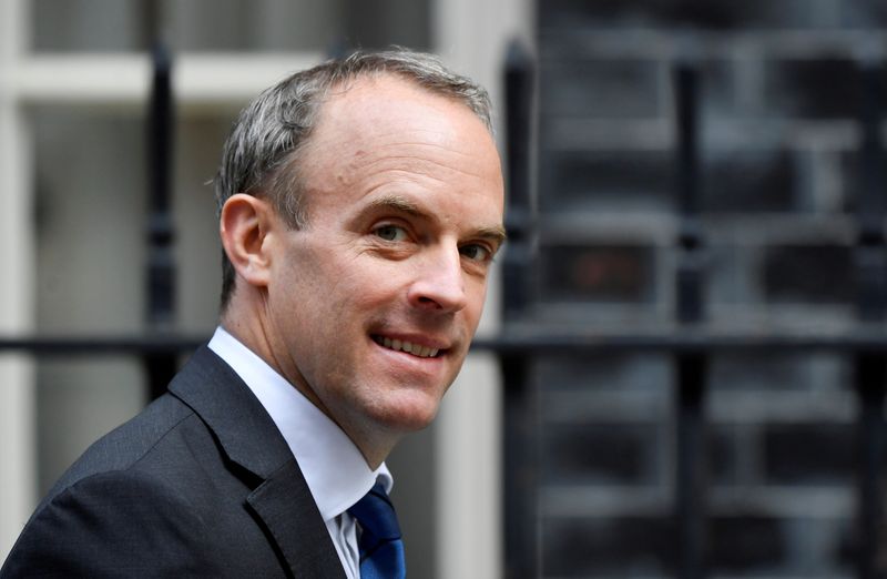El secretario de Asuntos Exteriores británico, Dominic Raab, abandona la residencia oficial del primer ministro en Londres, Reino Unido (REUTERS/Toby Melville)
