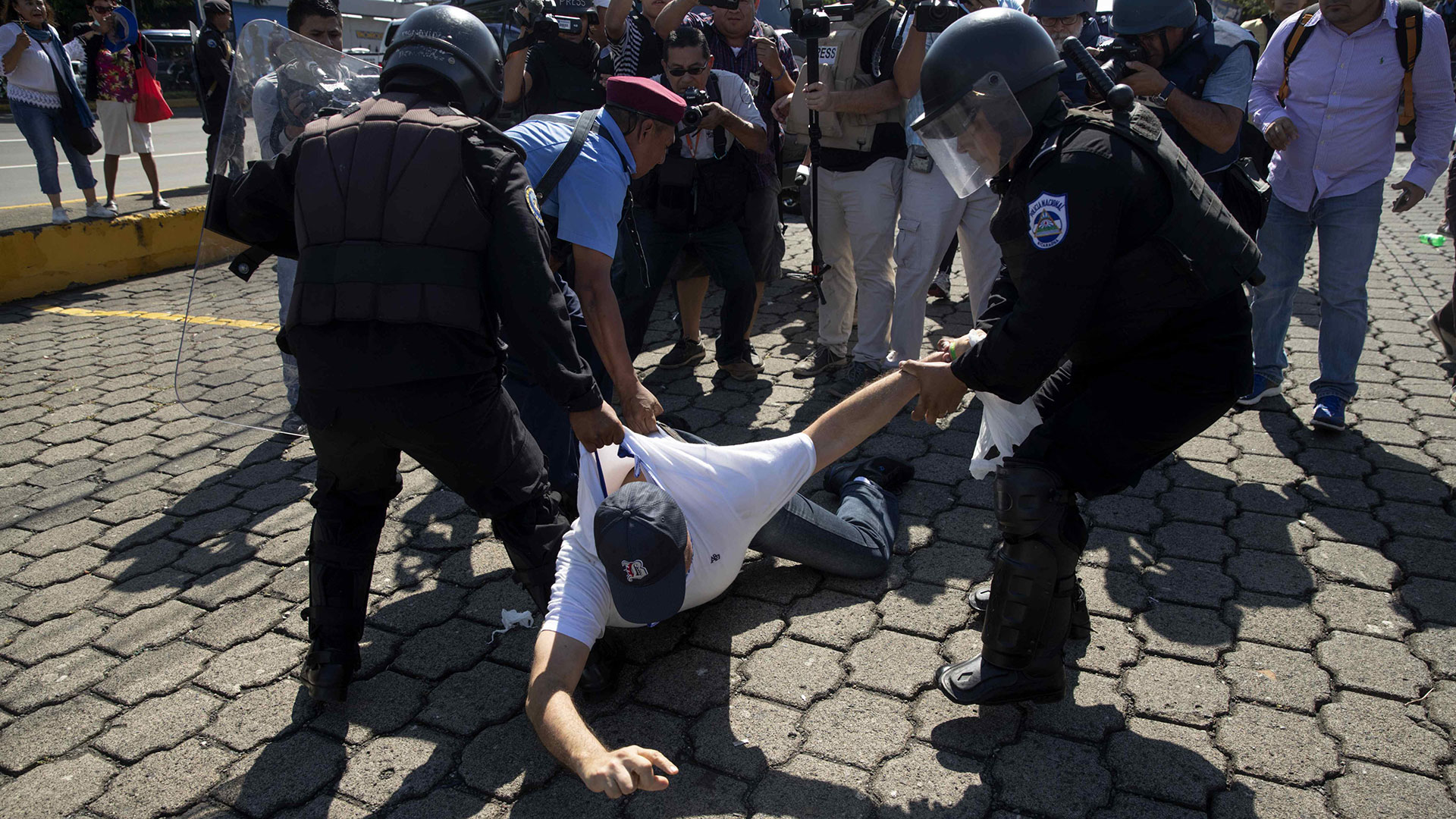 Policías de Nicaragua arrestan a un protestante (Foto: EFE)