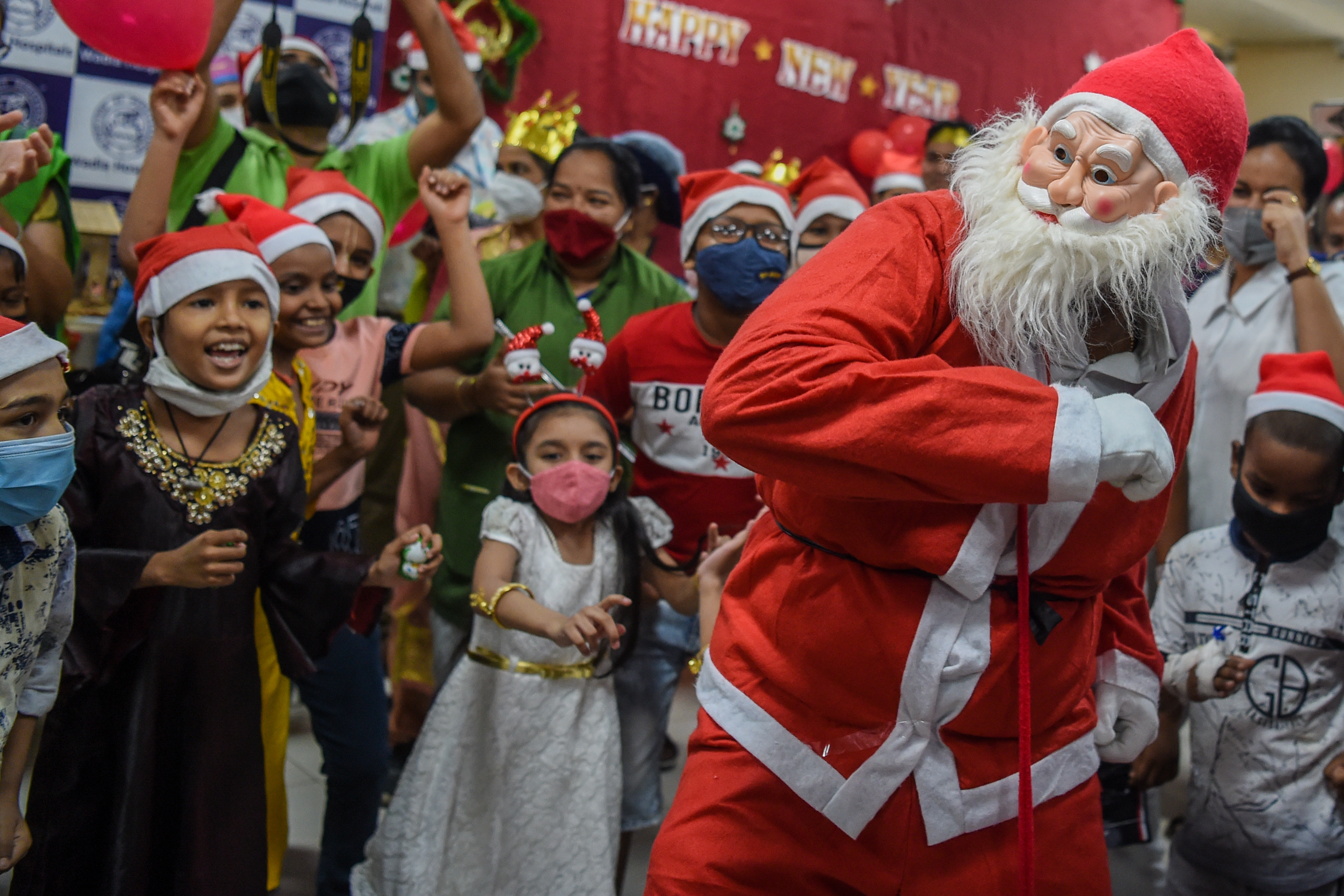 Los niños participan en una celebración en el Hospital Infantil de Wadia en vísperas de la Navidad, en Mumbai (Foto de Punit PARANJPE / AFP)
