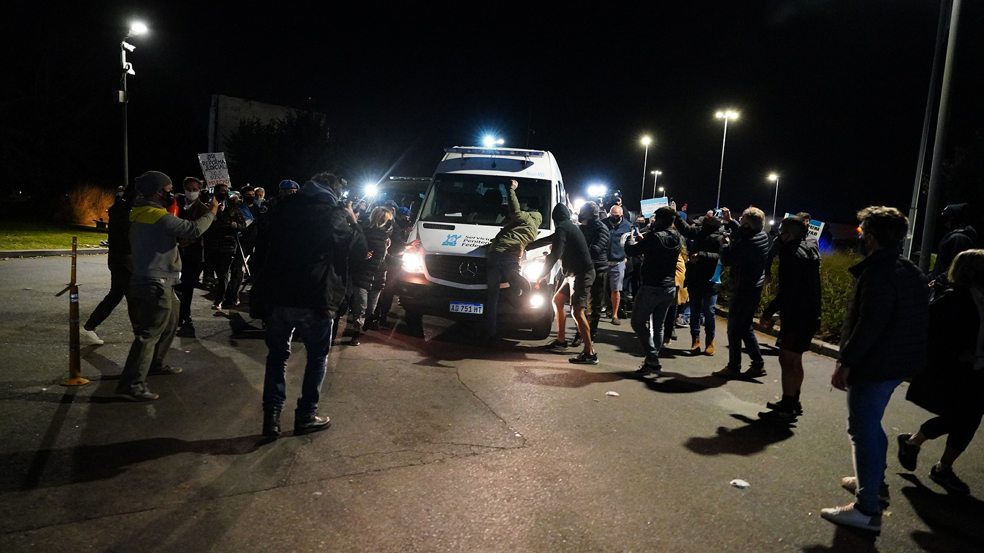 Vecinos del barrio Ayres del Pilar se arrojan frente al vehículo del SPF que lleva a Báez