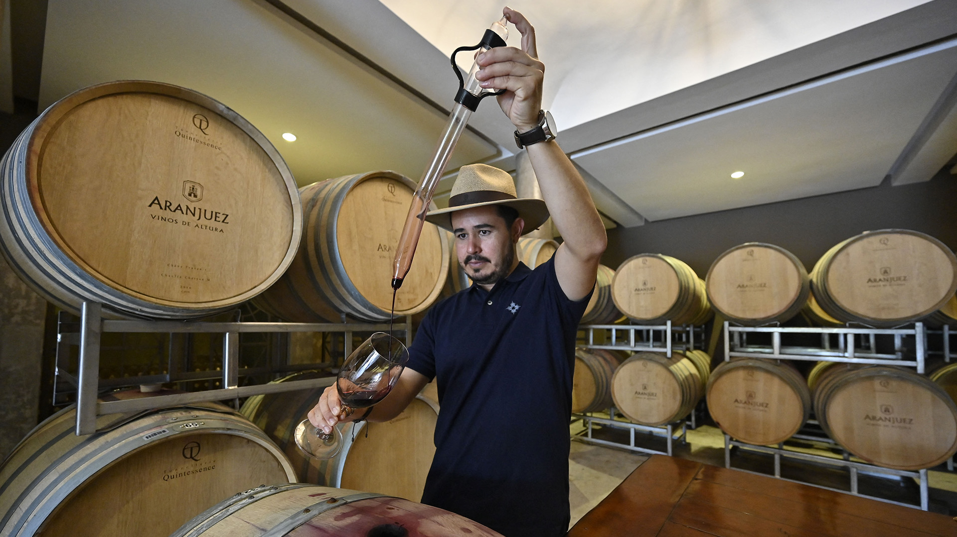 El enológo Gerardo Aguirre muestras uno de los vino de la boega Aranjuez en el Valle de la Concepcion, a unos 30 km de Tarija, (AFP)