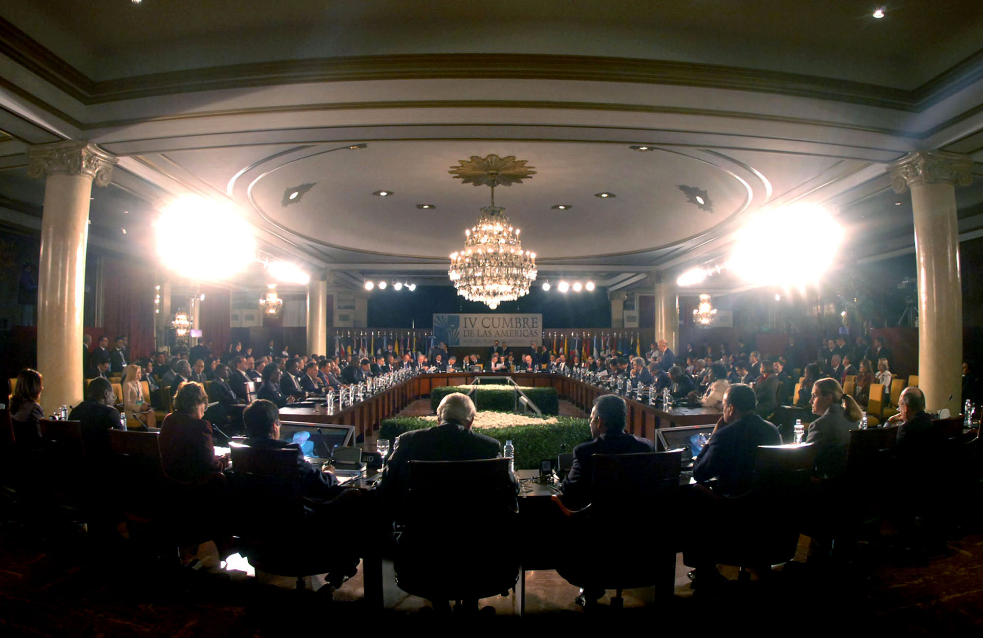 Imagen general del inicio de las deliberaciones de los presidentes en la IV Cumbre de las Americas