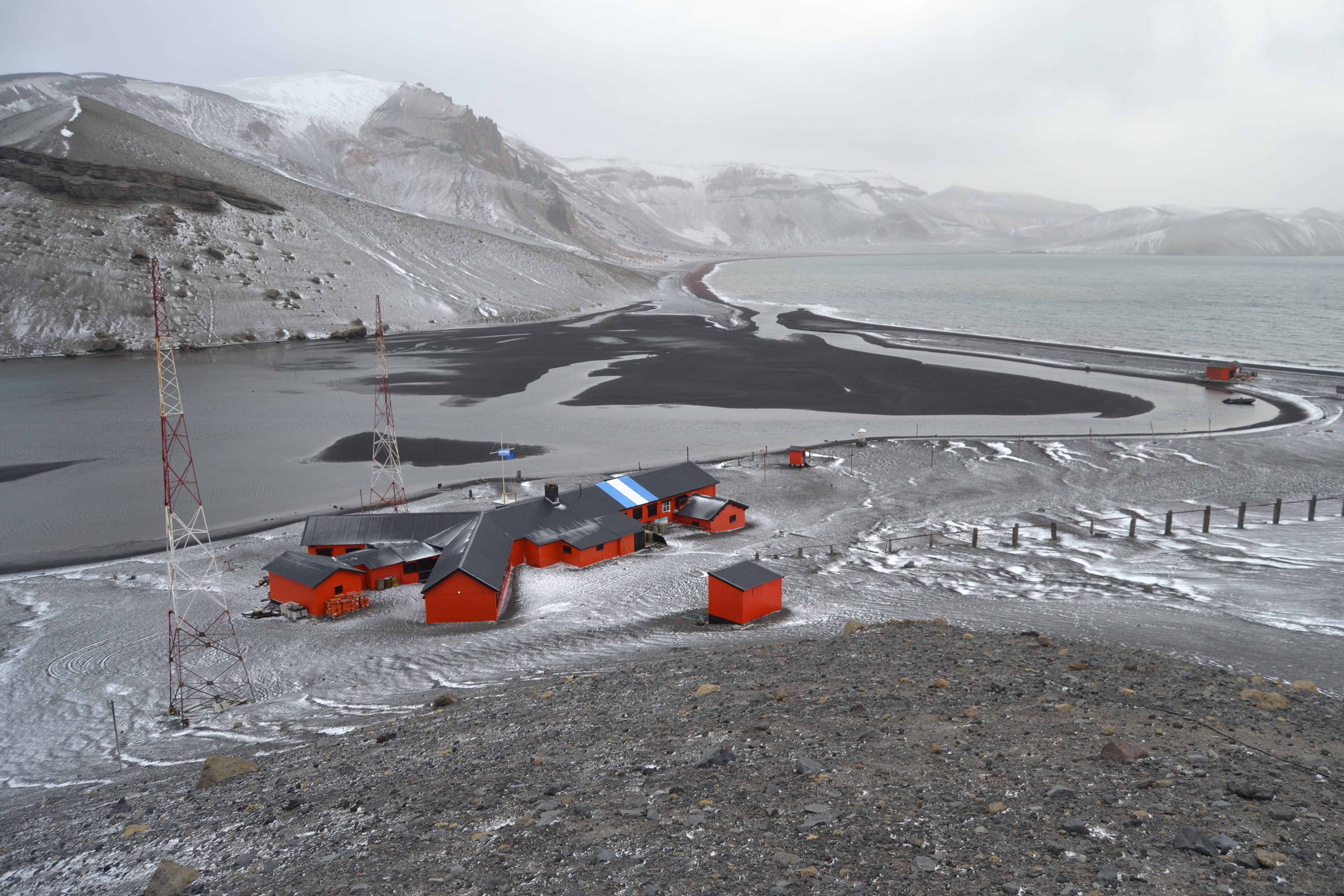 Base argentina en la isla Decepción, en la Antártida (foto Lucas Guerriero)