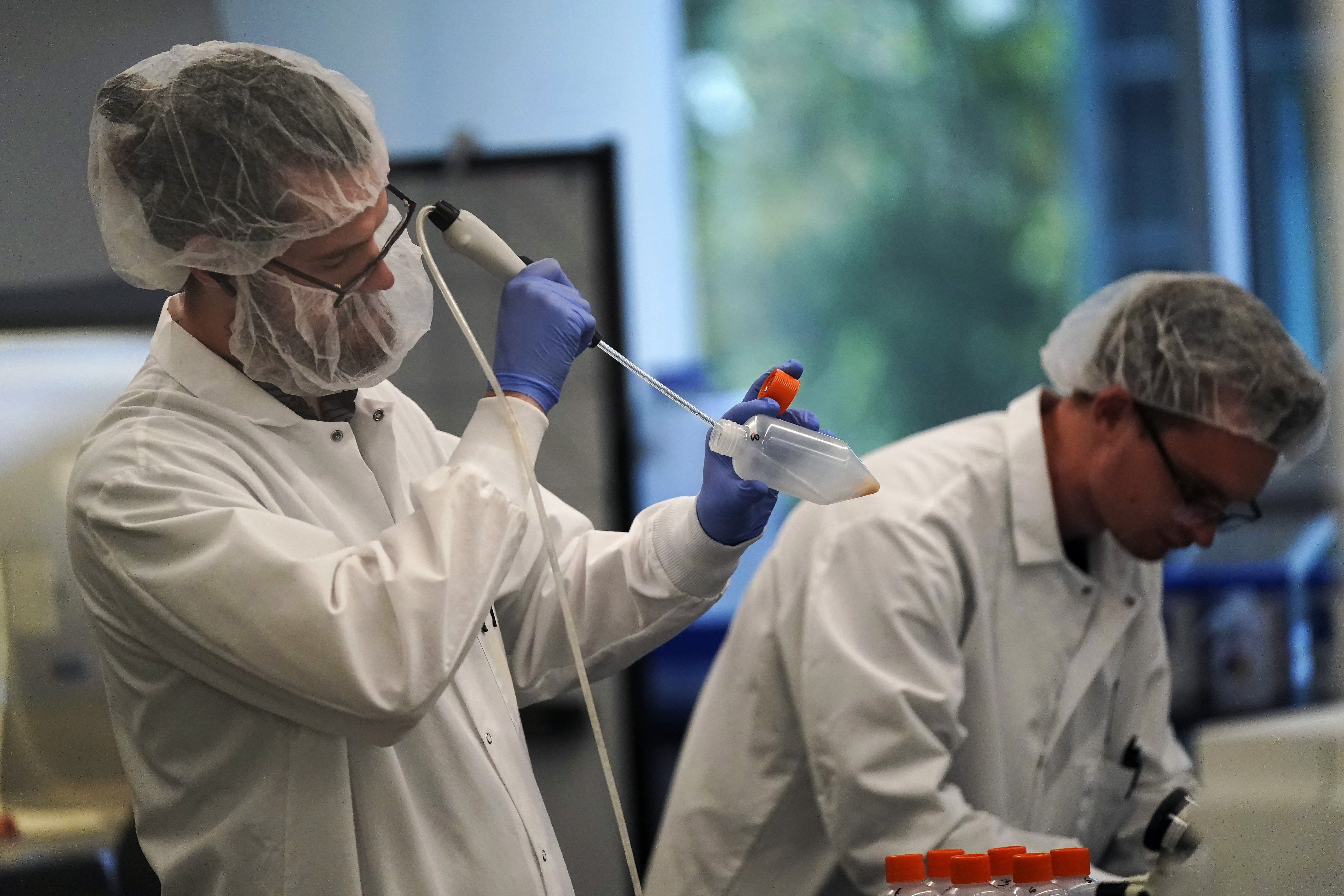 Científicos de la empresa Good Meat en el laboratorio Eat Just en Alameda, California (AP) 