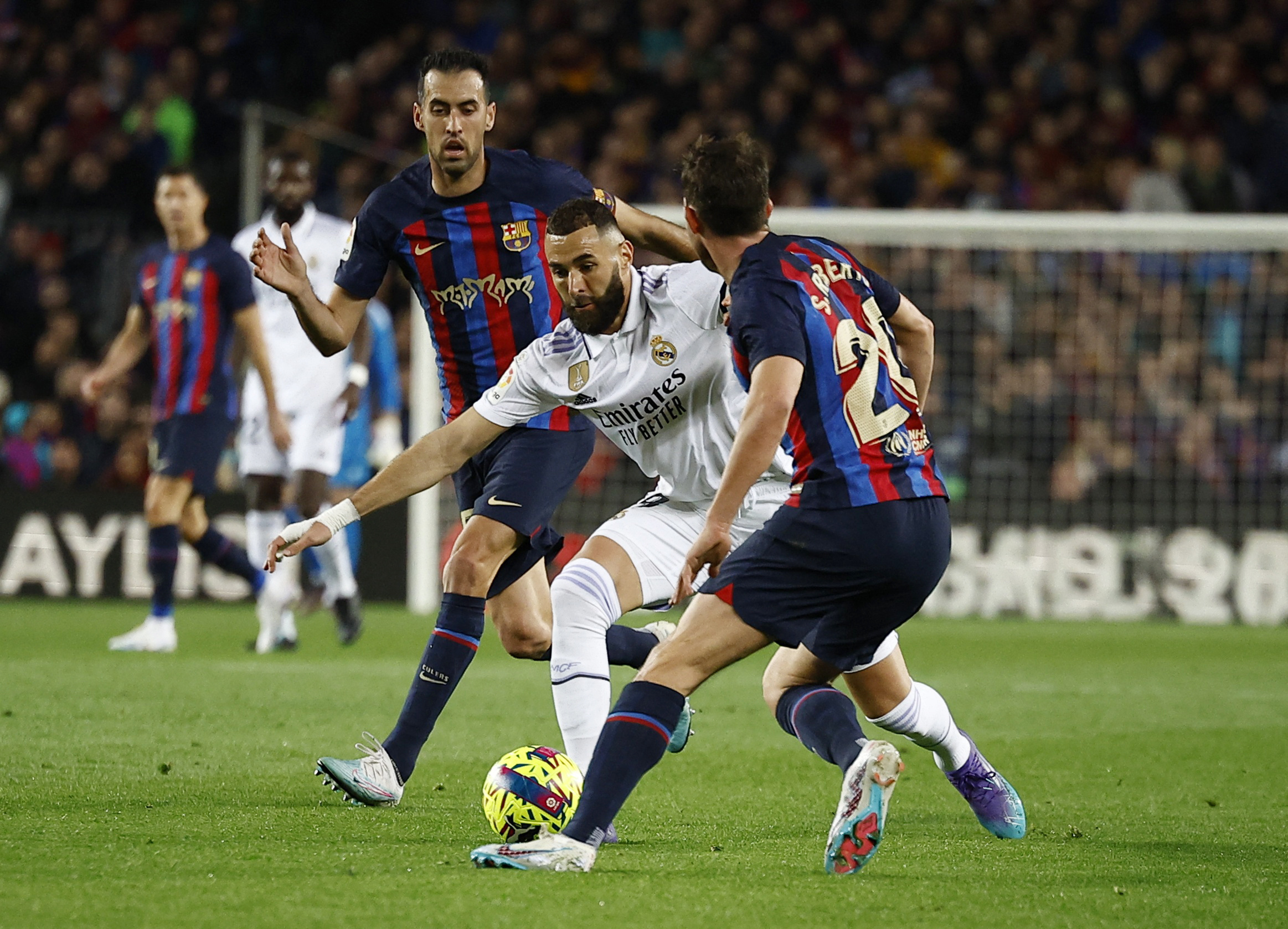 Karim Benzema elude a Sergi Roberto. Foto: REUTERS/Juan Medina