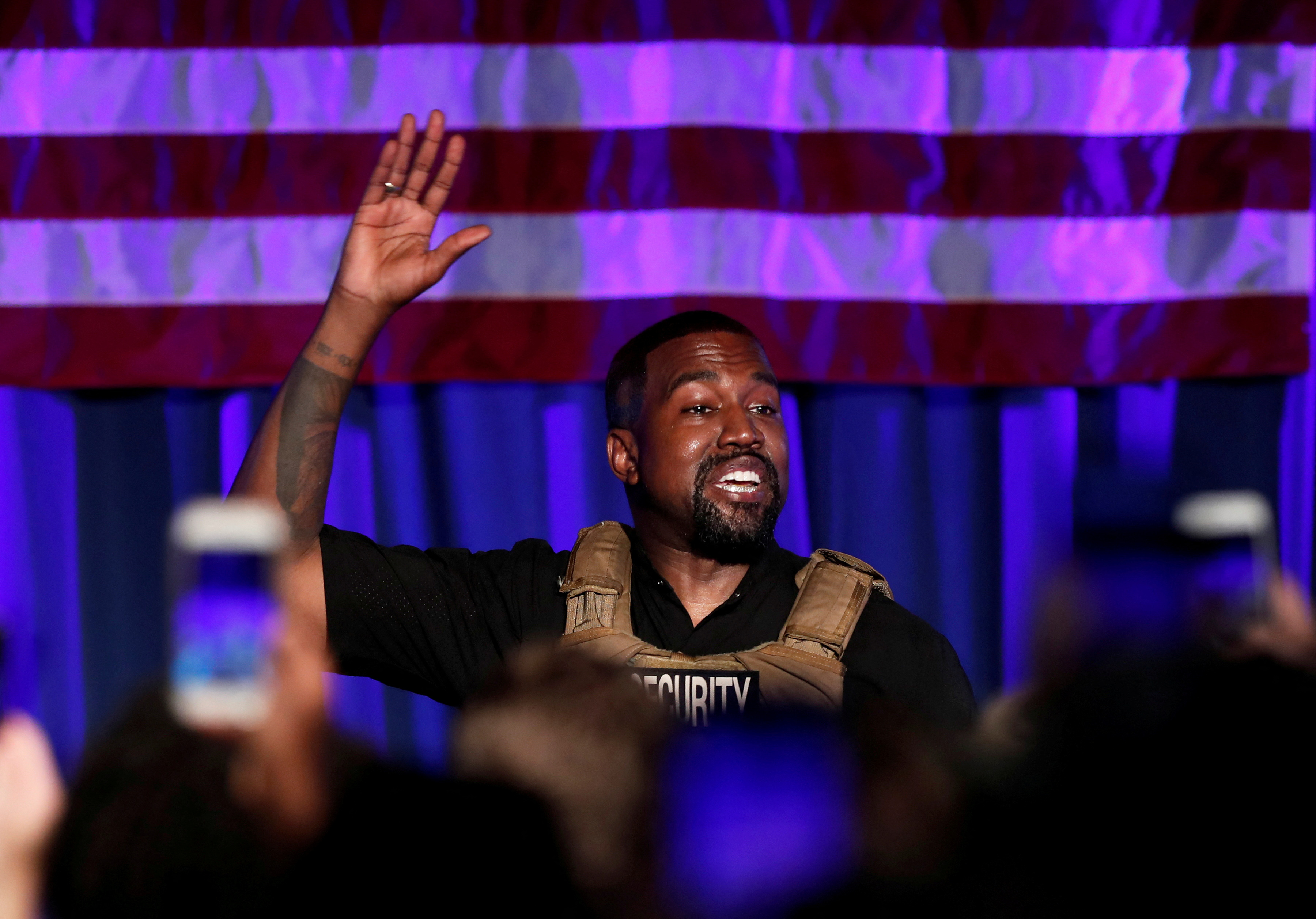 FOTO DE ARCHIVO: El rapero Kanye West celebra su primer mitin en apoyo de su candidatura presidencial en North Charleston, Carolina del Sur, EE. UU., el 19 de julio de 2020. REUTERS/Randall Hill/File Photo
