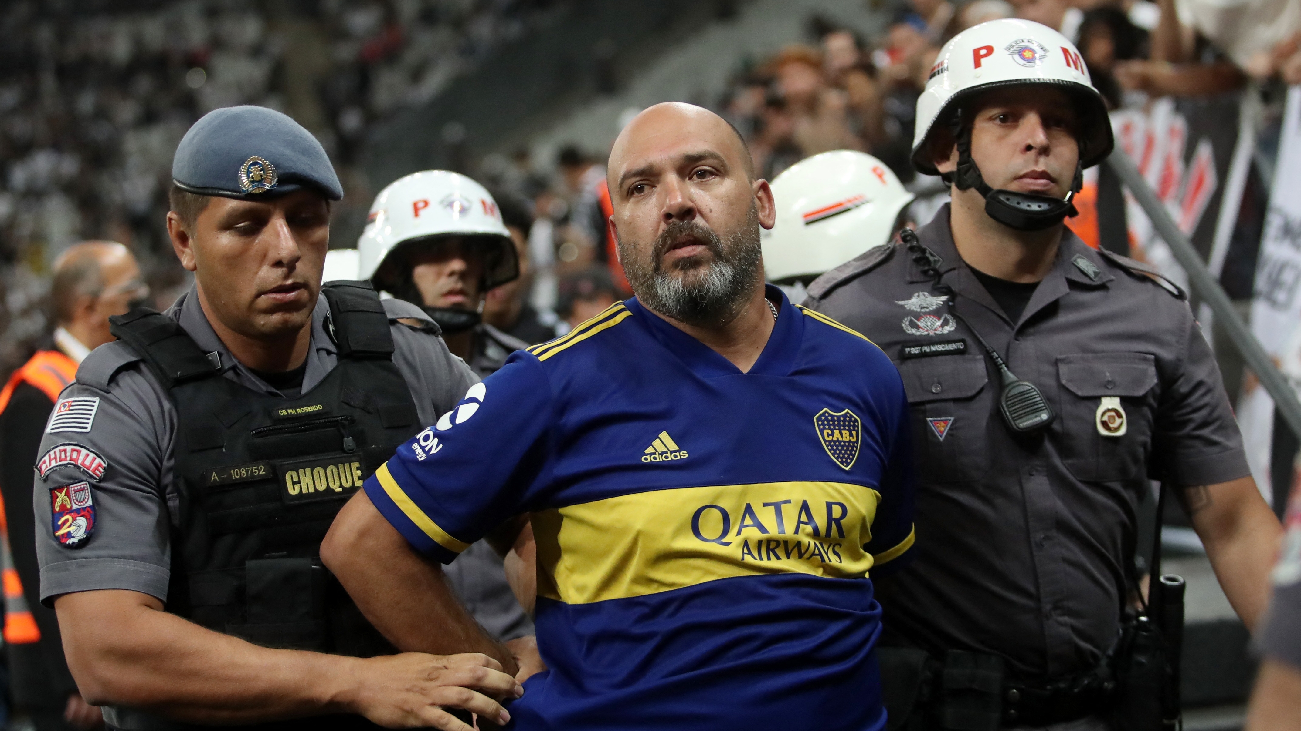 Un hincha de Boca fue filmado haciéndole gestos racistas a la tribuna de  Corinthians: las nuevas sanciones a las que se expone el club - Infobae