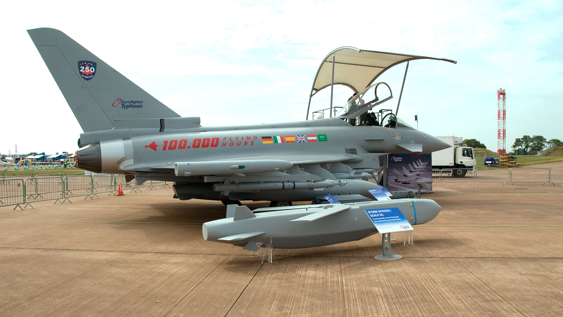 Un Eurofighter Typhoon equipado con un misil Storm Shadow (Grosby)