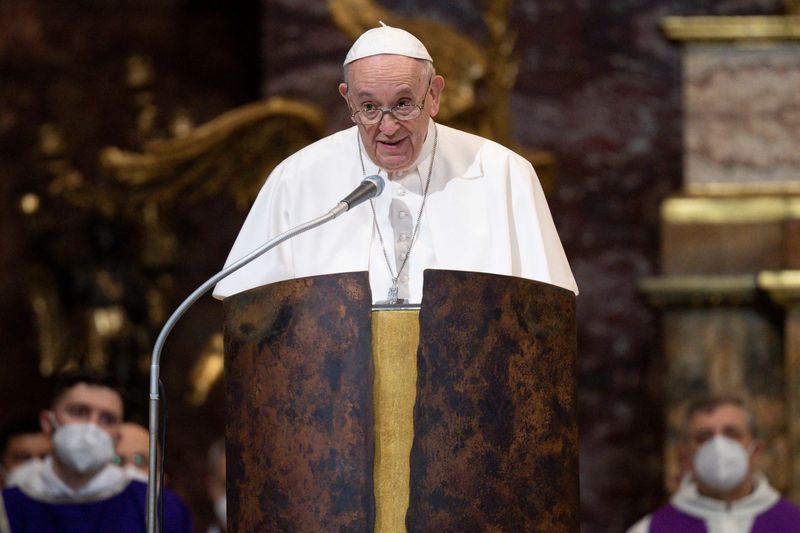 El Papa Francisco habla a la audiencia durante una misa en en Roma, el 12 de marzo último. En su Twitter habló sobre la invasión rusa a Ucrania: "¡Todos somos culpables!", dijo (Reuters)