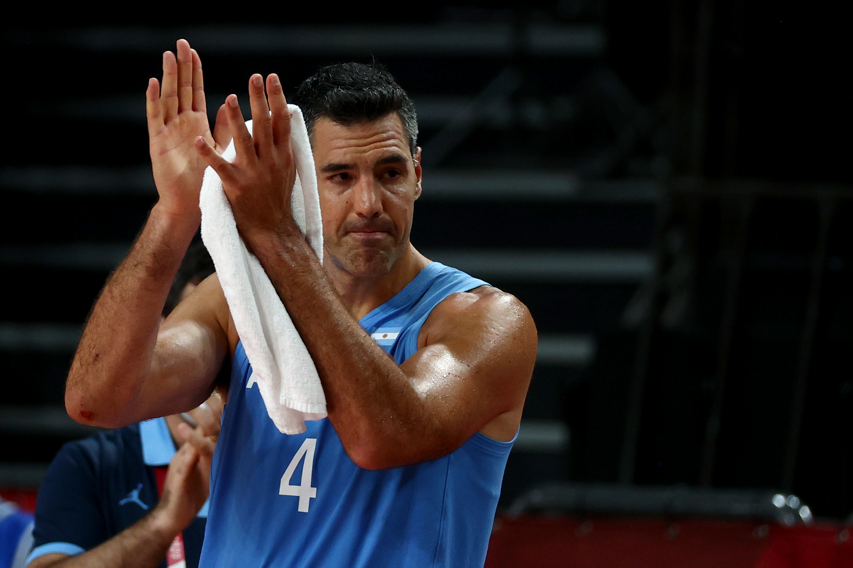 Luis Scola en su último partido como jugador de la selección argentina de básquet en los Juegos Olímpicos de Tokio (REUTERS/Sergio Perez)