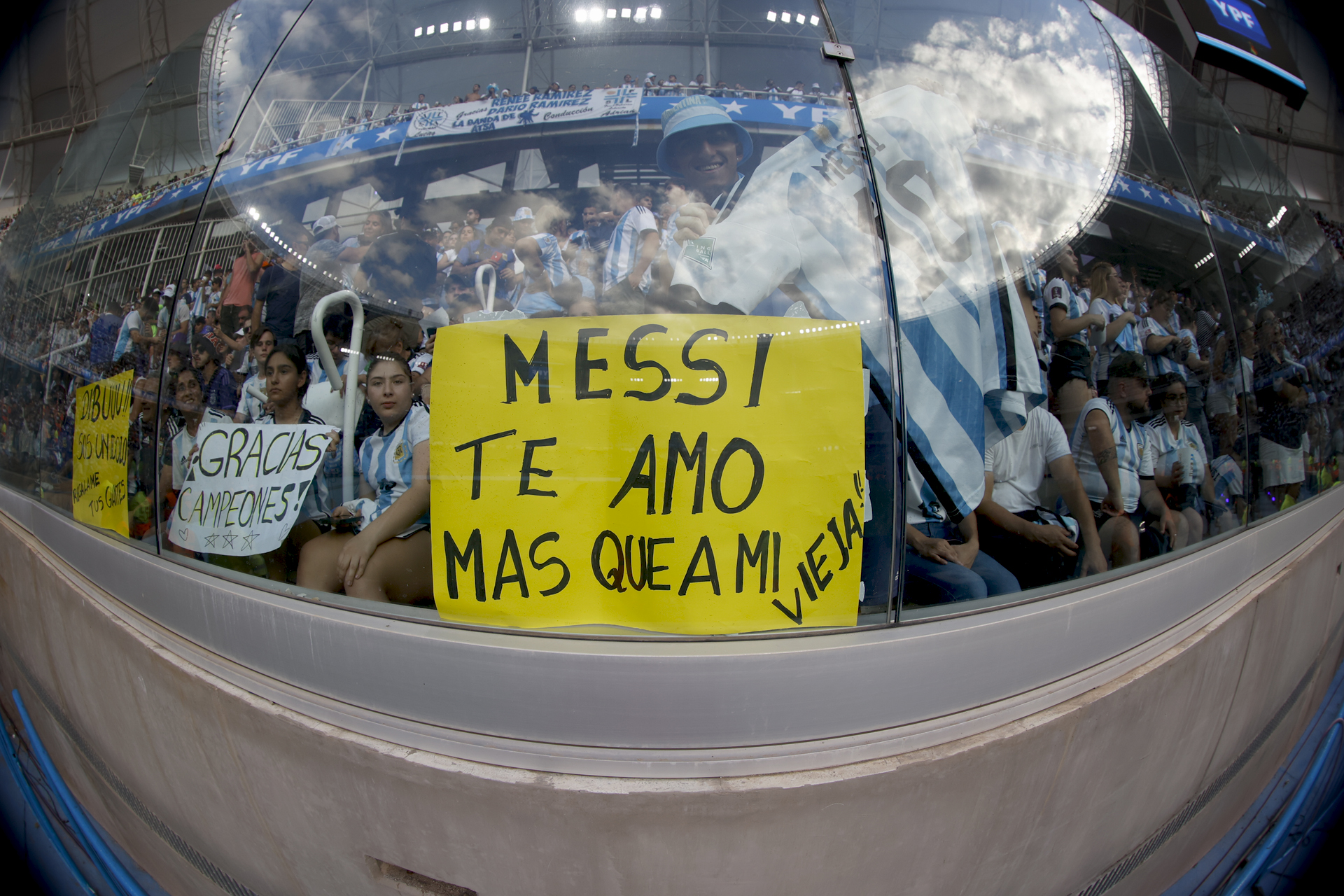 Un cartel que demuestra el amor de los fanáticos por Leo Messi
