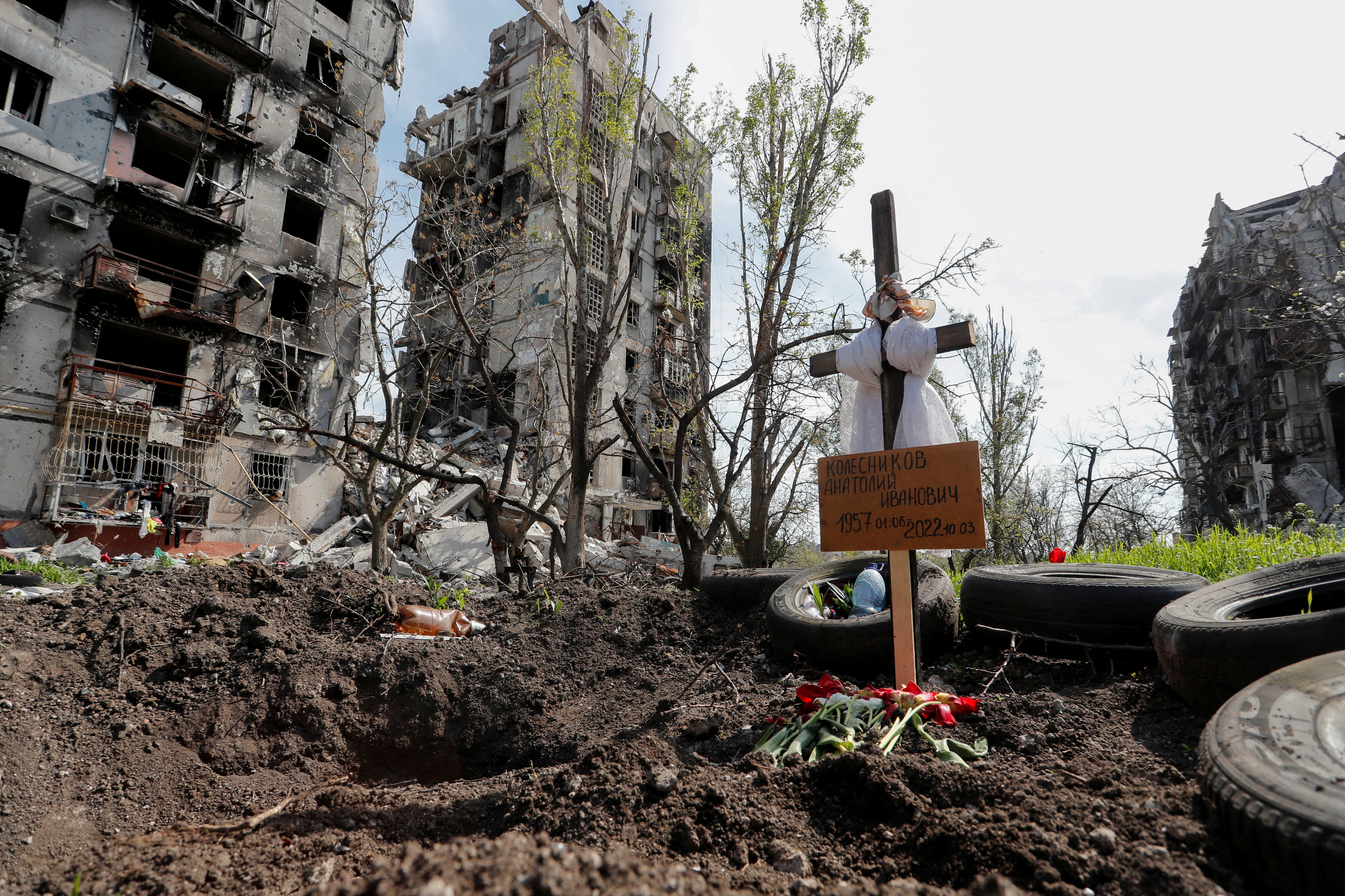 Una de las tumbas precarias en Mariupol, donde reposan los fallecidos por los ataques