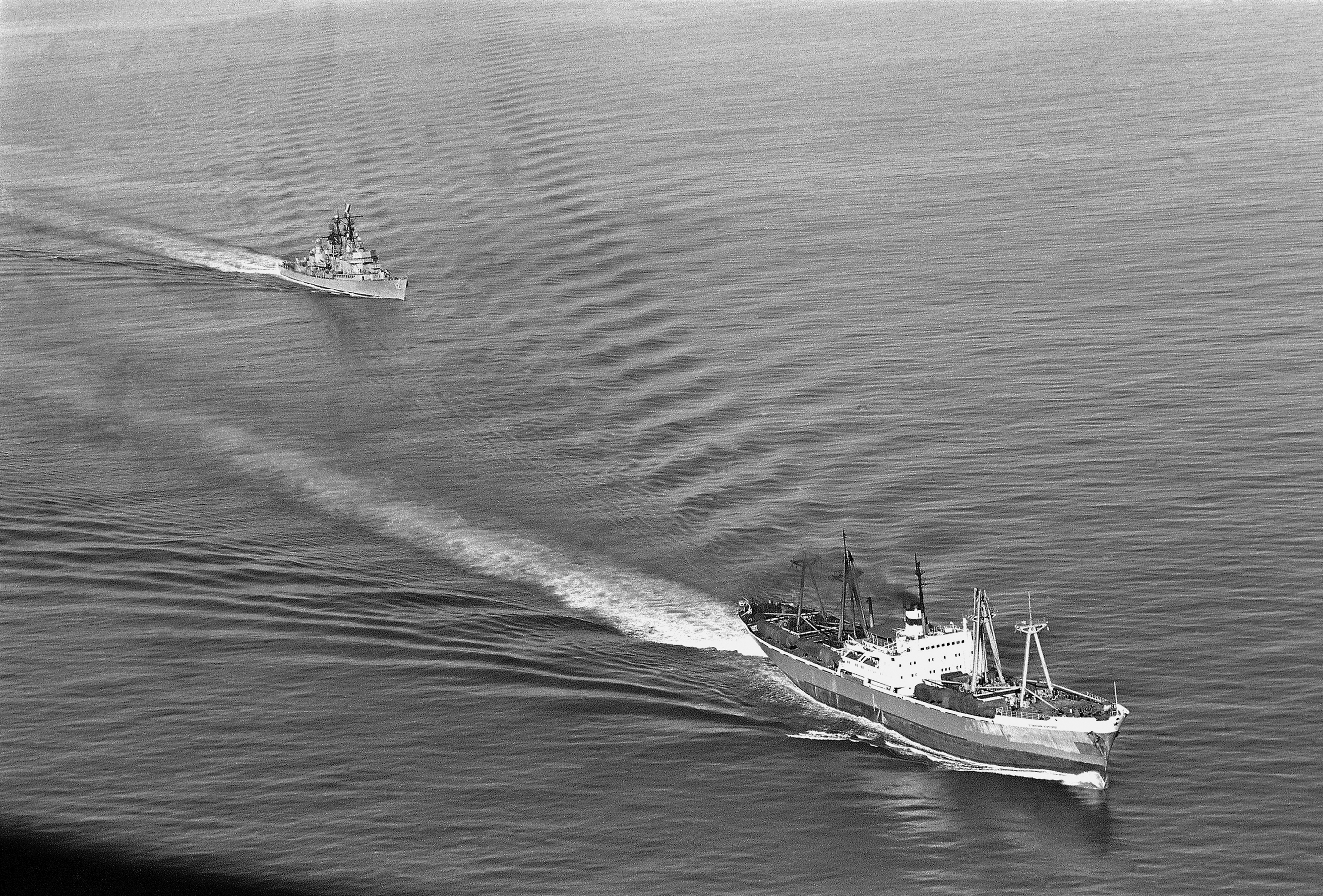 ARCHIVO - El buque de misiles guiados Dahlgren de la Marina de los EE. UU. sigue al Leninsky Komsomol soviético, el 10 de noviembre de 1962, mientras el buque ruso se dirigía desde Casilda, Cuba, a través del paso de barlovento entre Haití y Cuba. El carguero, con equipo militar y objetos parecidos a misiles cubiertos con lona, ​​fue interceptado más tarde por el destructor Norfolk