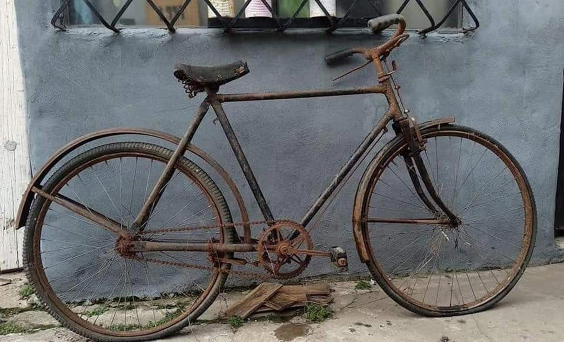 Primera-foto-de-la-bici,-oxidada-y-llena-de-tierra