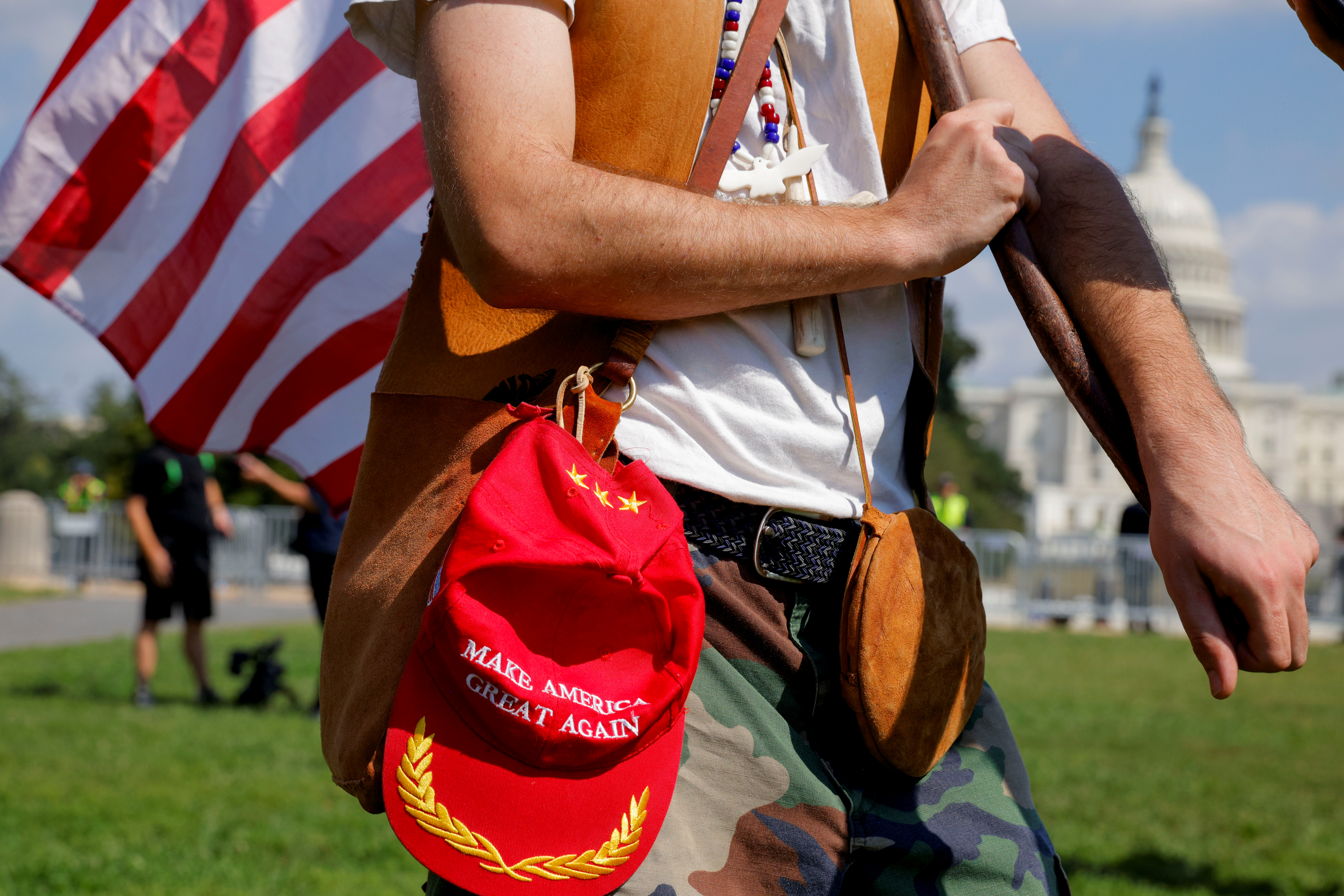 Un manifestante con una gorra con el slogan del ex presidente Donald Trump (Hacer grande a América nuevamente) en la manifestación de este sábado ante el Capitolio (REUTERS/Jim Bourg)