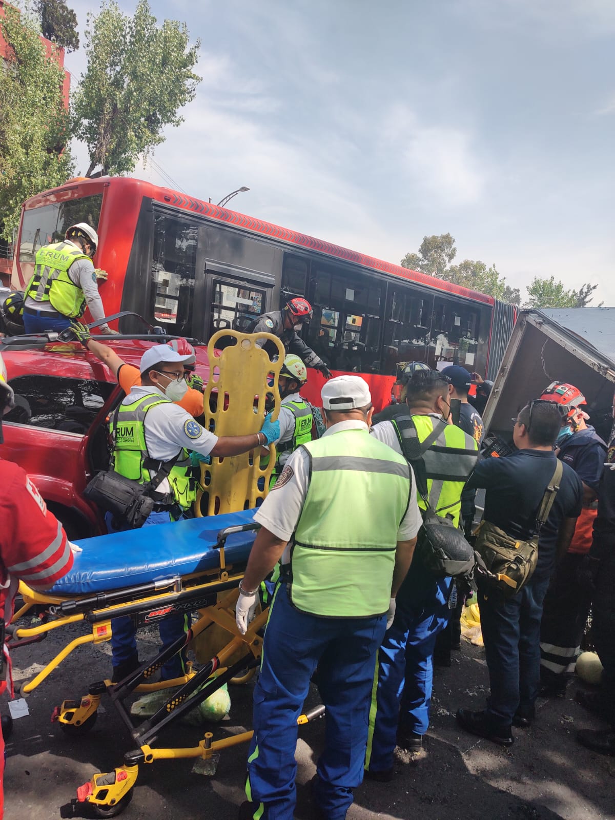 Aparatoso choque del Metrobús sobre Insurgentes Norte dejó varios lesionados