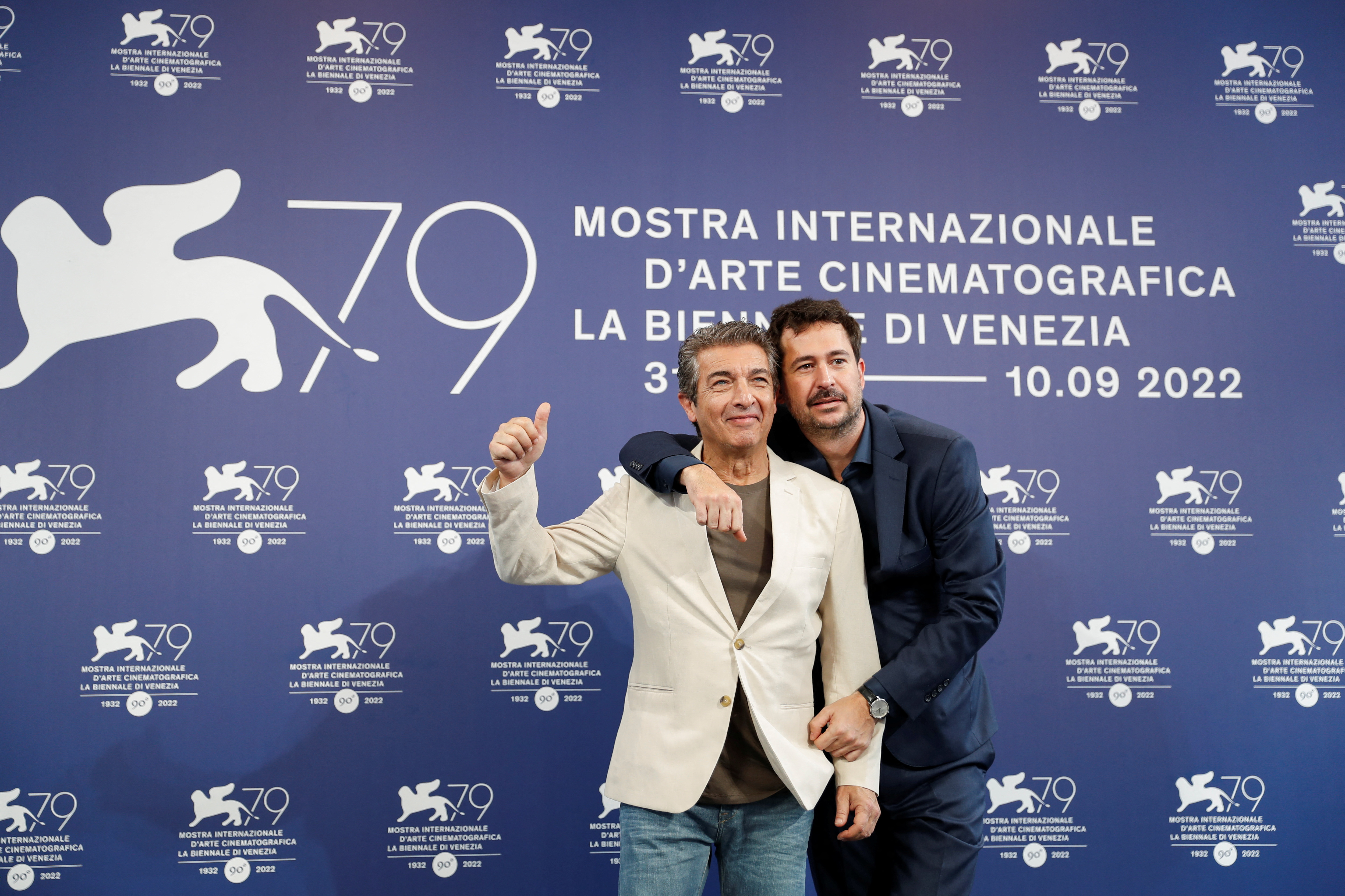 Santiago Mitre y Ricardo Darín en la premiere de "Argentina, 1985" en el Festival de Venecia (REUTERS/Yara Nardi)