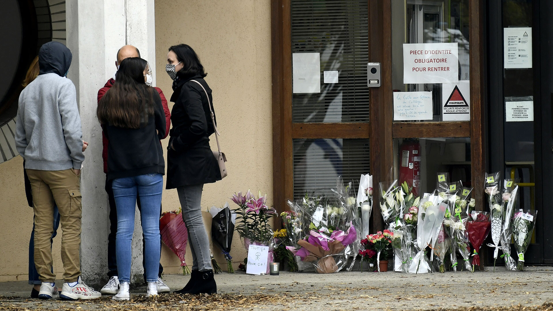 La gente dejó flores en homenaje al profesor (Bertrand GUAY / AFP)
