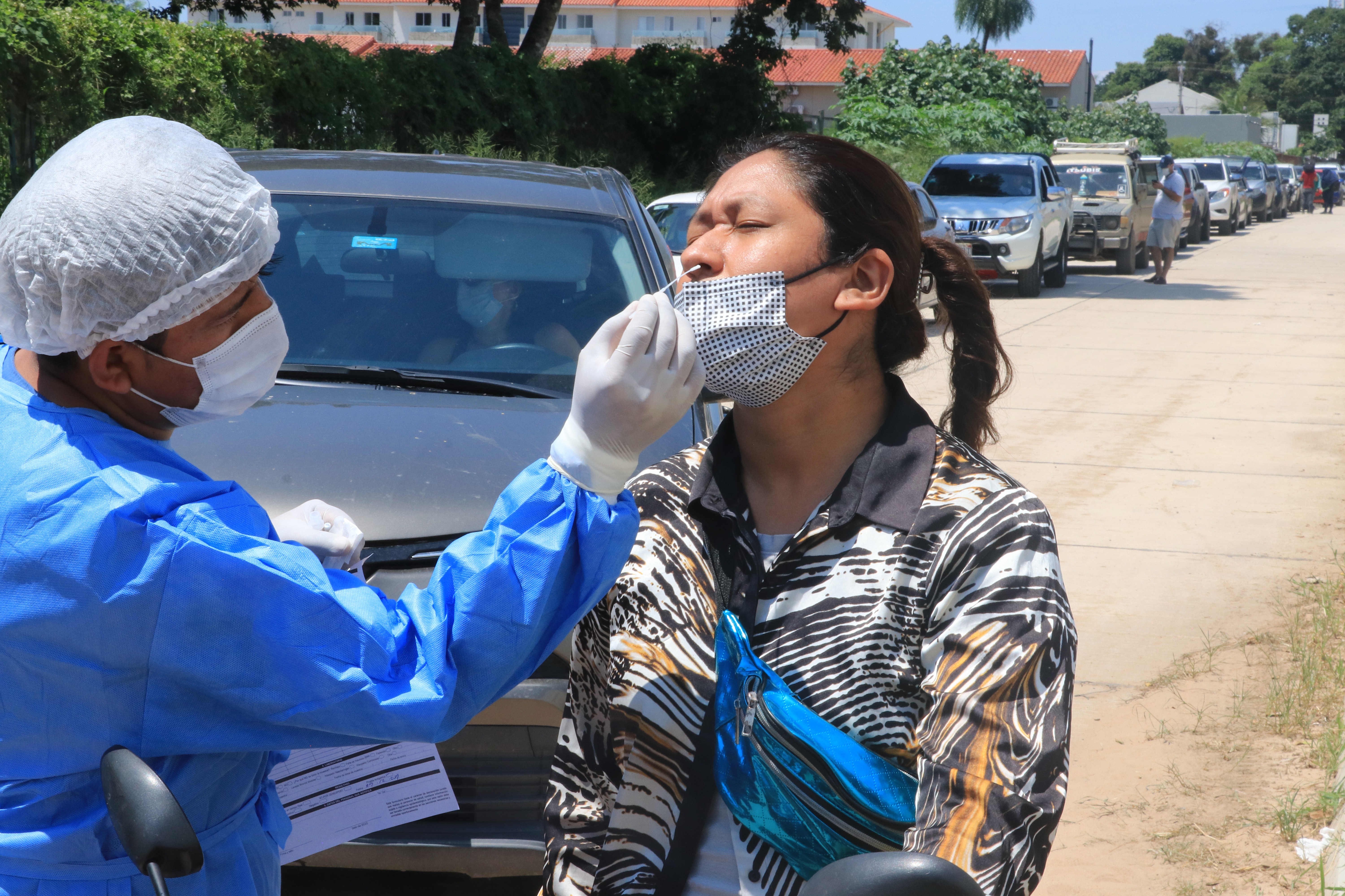 Una persona se realiza una prueba PCR o antígeno nasal, en Santa Cruz (Bolivia), en una imagen de archivo.EFE/ Juan Carlos Torrejon
