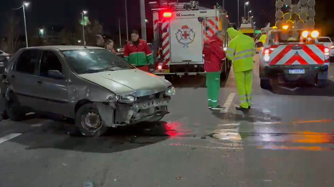 Dos personas quedaron inconscientes y con múltiples heridas tras un choque en la autopista 9 de Julio Sur