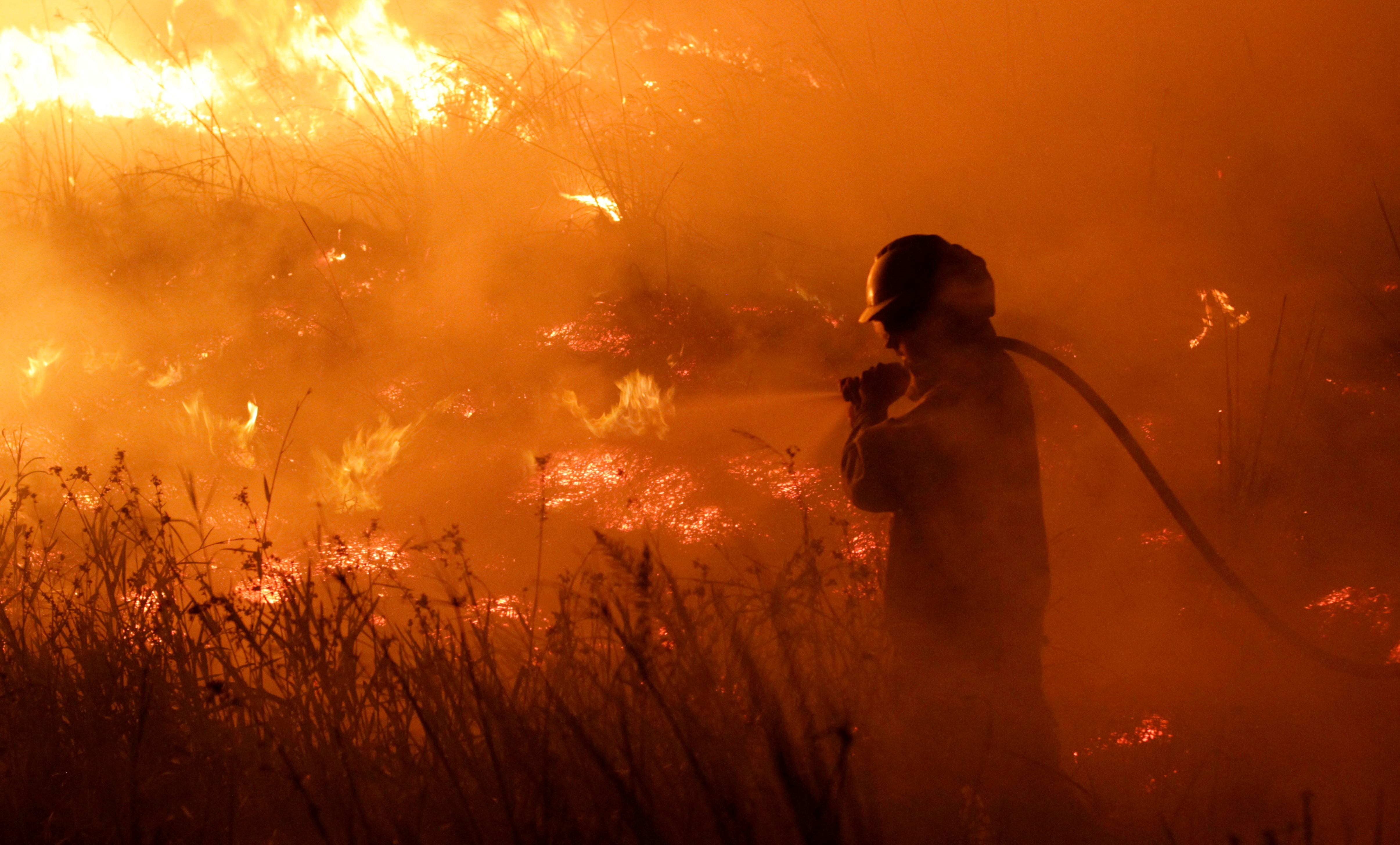 Un bombero batallando contra el fuego en Portal San Antonio (Iberá), provincia de Corrientes (REUTERS/Sebastian Toba)