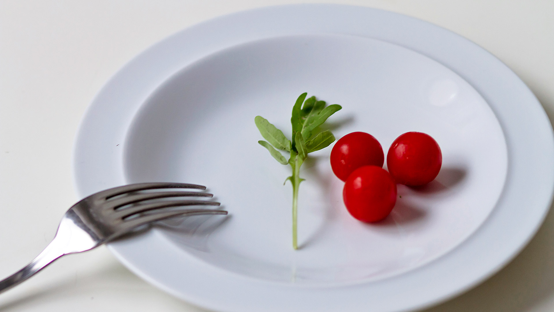 Las dietas que imponen consumir muy pocas calorías y que prohíben grupos de alimentos pueden conducir a la pérdida de peso peso muy rápido a costa del músculo y del agua que hay en el organismo humano