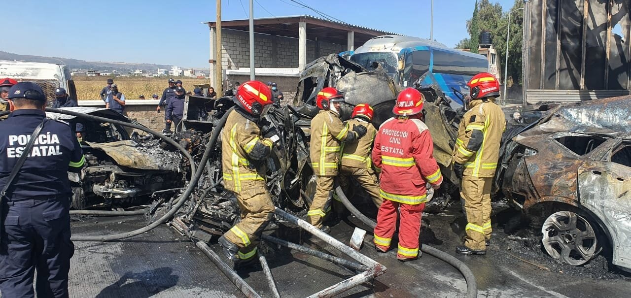 06-11-2021 Equipos de rescate trabajan en la limpieza del escenario de un accidente de tráfico en la autopista México-Puebla (Foto: EP)