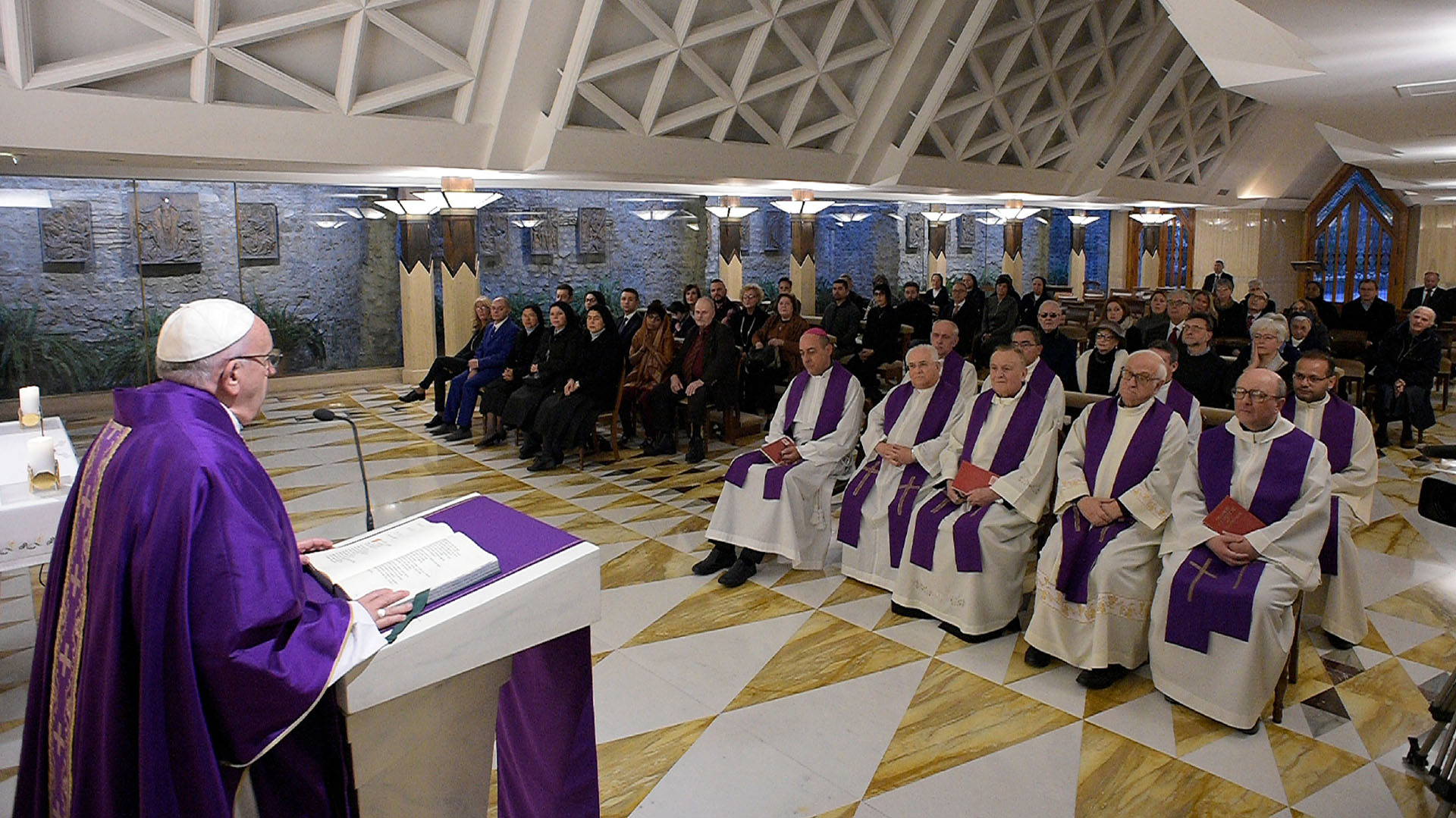 El Papa Francisco celebra una misa en la capilla de Santa Marta (L'Osservatore Romano/Pool Photo via AP)