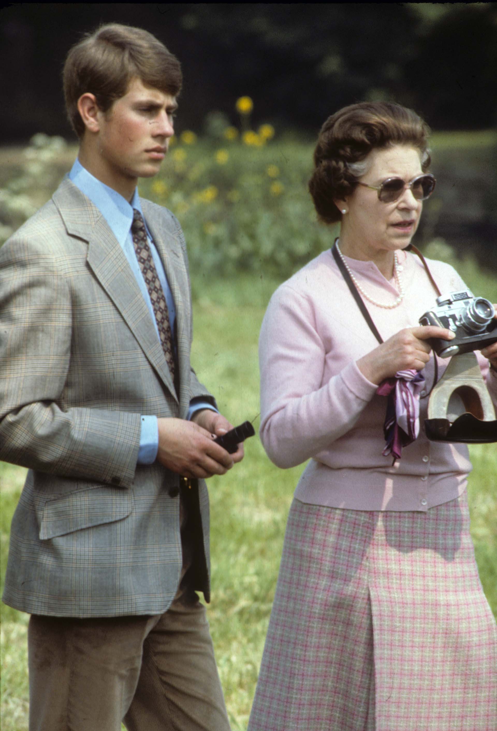 La reina Isabel II, junto al príncipe Eduardo, tomando fotos durante un show hípico en 1982, Windsor, Inglaterra  (Photo by Anwar Hussein/Getty Images)