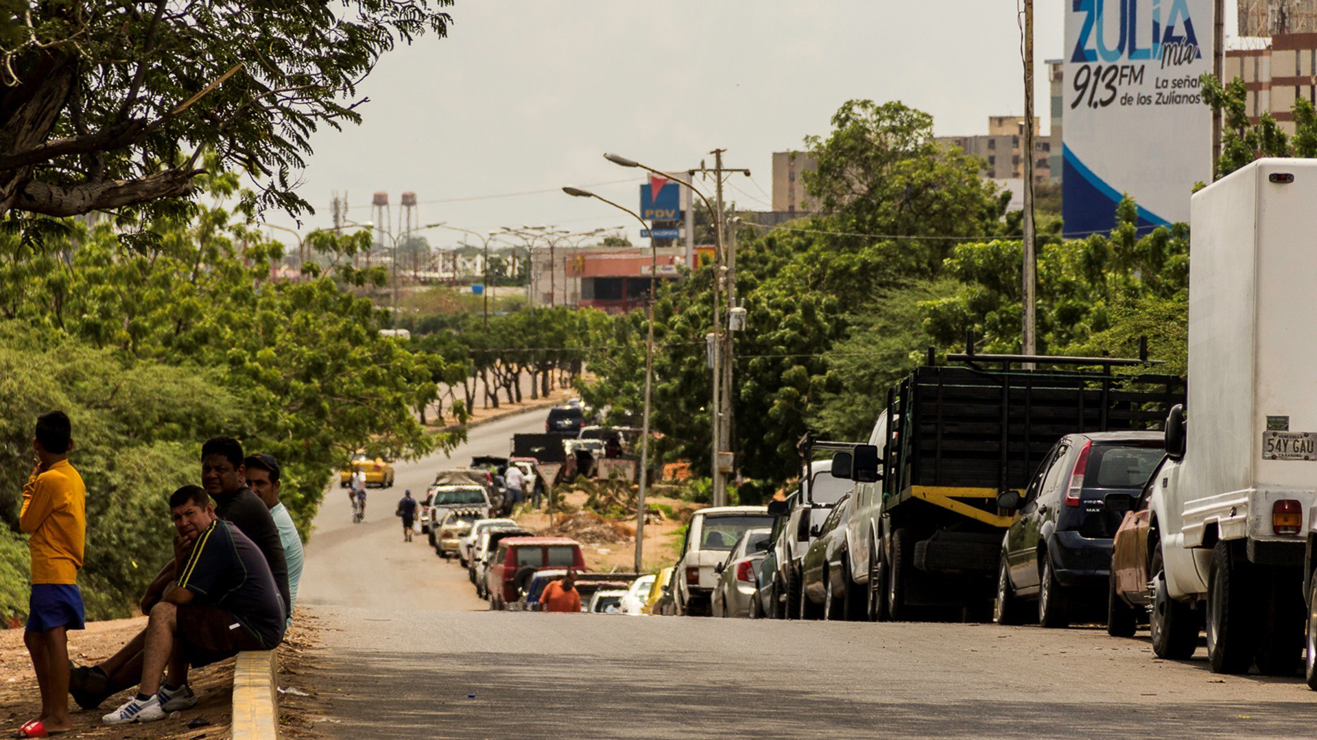 Personas hacen fila en sus vehículos para cargar gasolina en Maracaibo, capital de Zulia (EFE/Henry Chirinos)