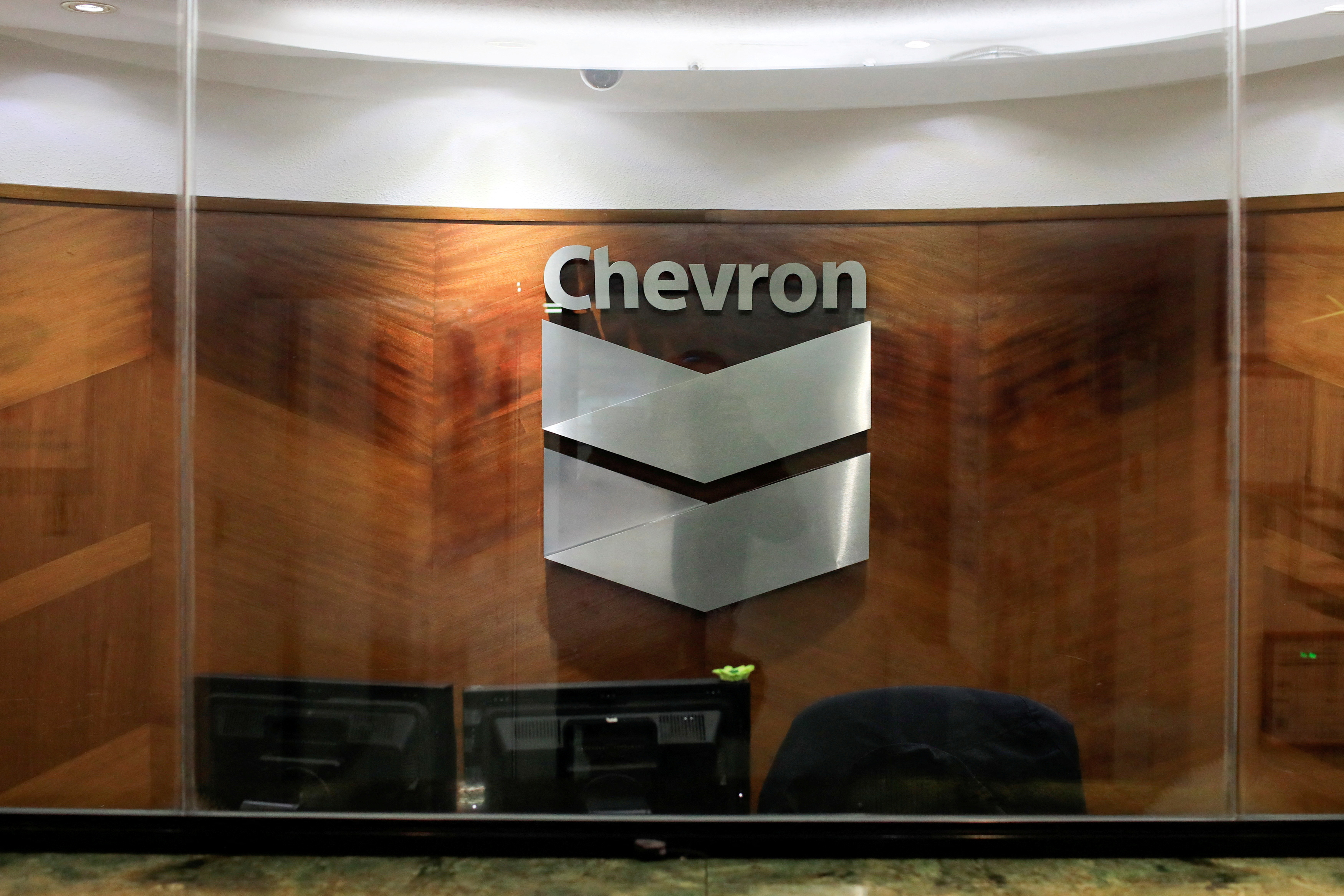 El logo de Chevron en la oficina de Caracas ((REUTERS/Marco Bello)