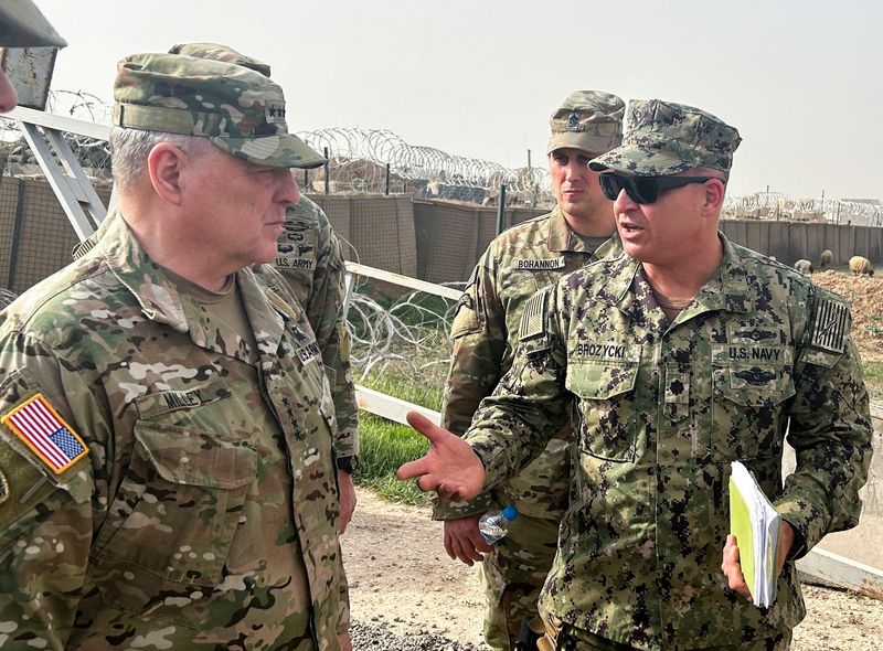 El presidente del Estado Mayor Conjunto de Estados Unidos, el general del Ejército Mark Milley, habla con las fuerzas estadounidenses en Siria durante una visita no anunciada, en una base militar estadounidense en el noreste de Siria, el 4 de marzo de 2023. REUTERS/Phil Stewart/Archivo