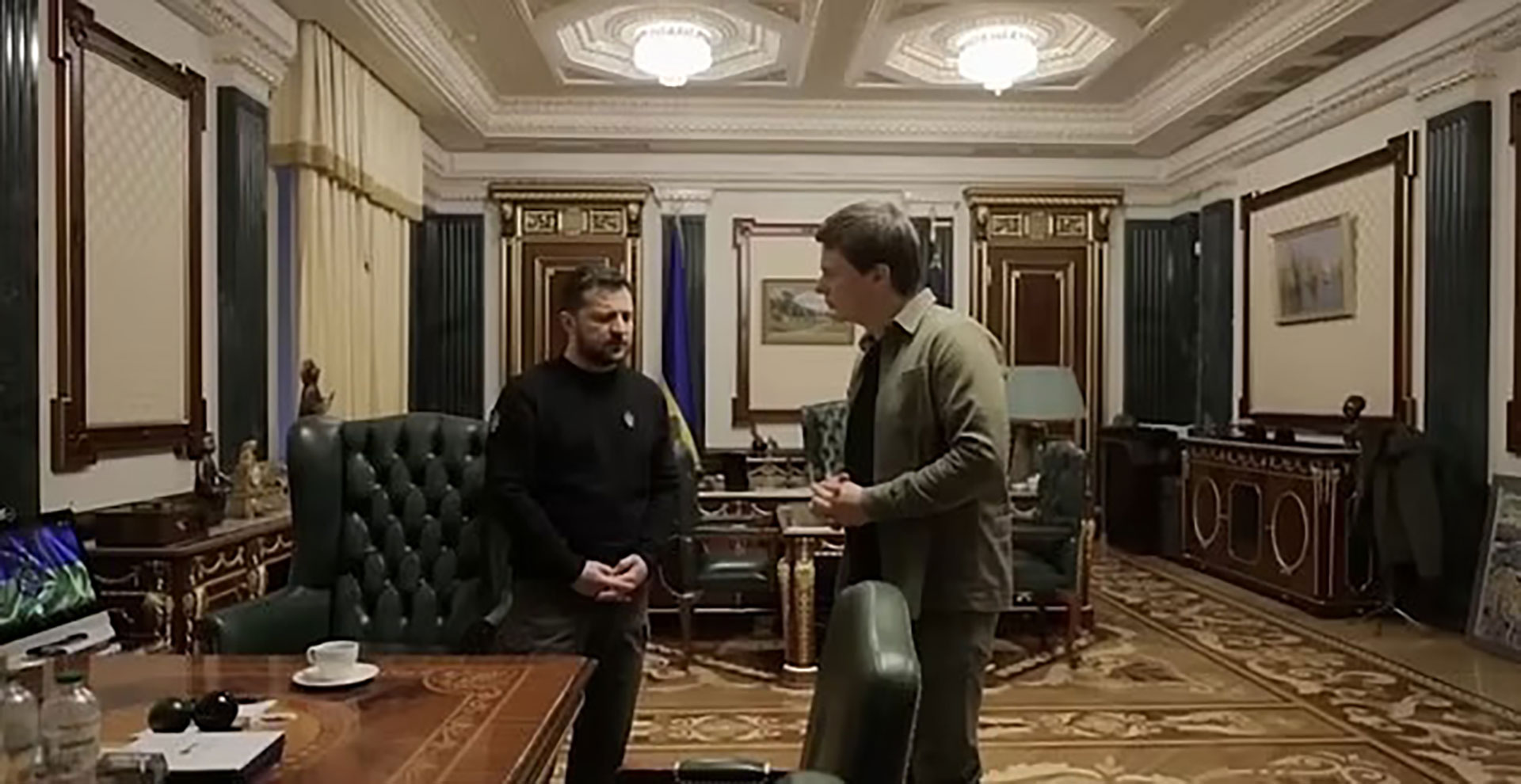  Zelensky junto al periodista ucraniano Dmytro Komarov en su oficina en Kiev