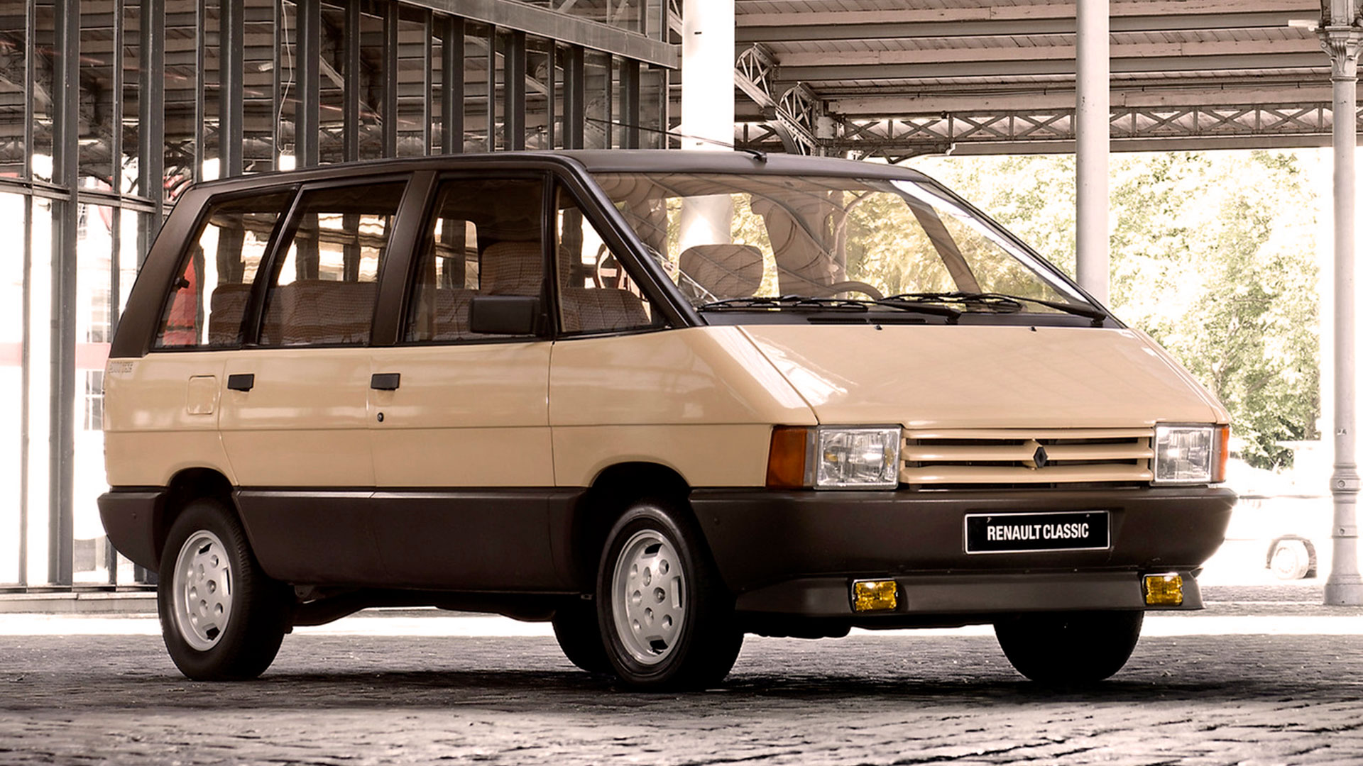 En 1984, Renault lanzó la Espace, dando el puntapié definitivo a una generación de autos monovolúmen que perduró hasta la llegada de los SUV