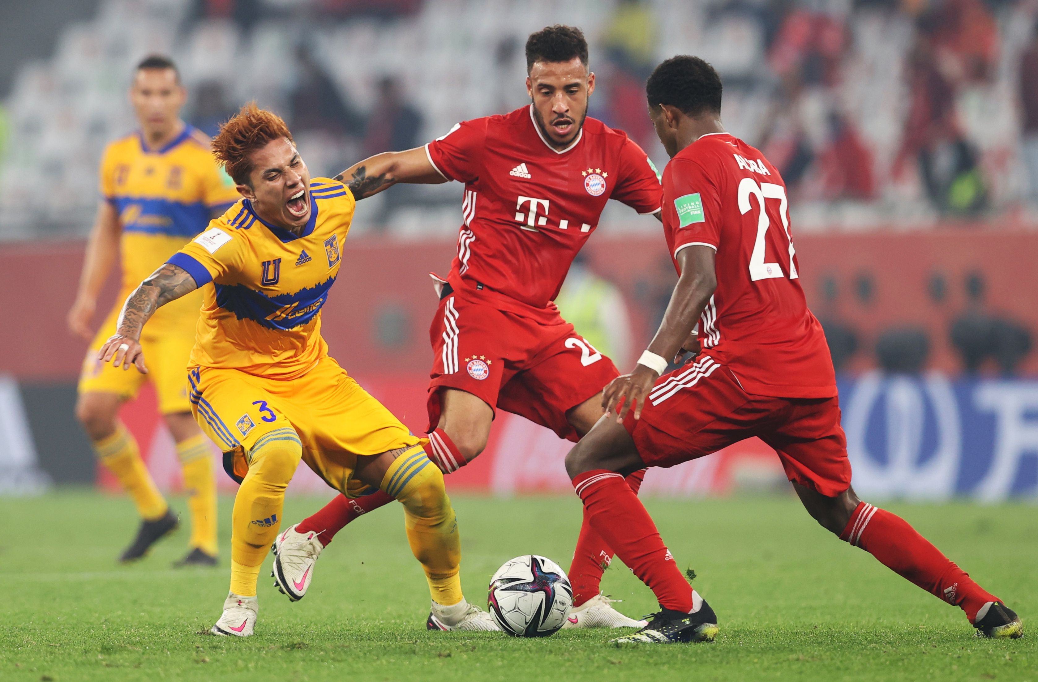 Carlos Salcedo de Tigres con David Alaba de Bayern Múnich.