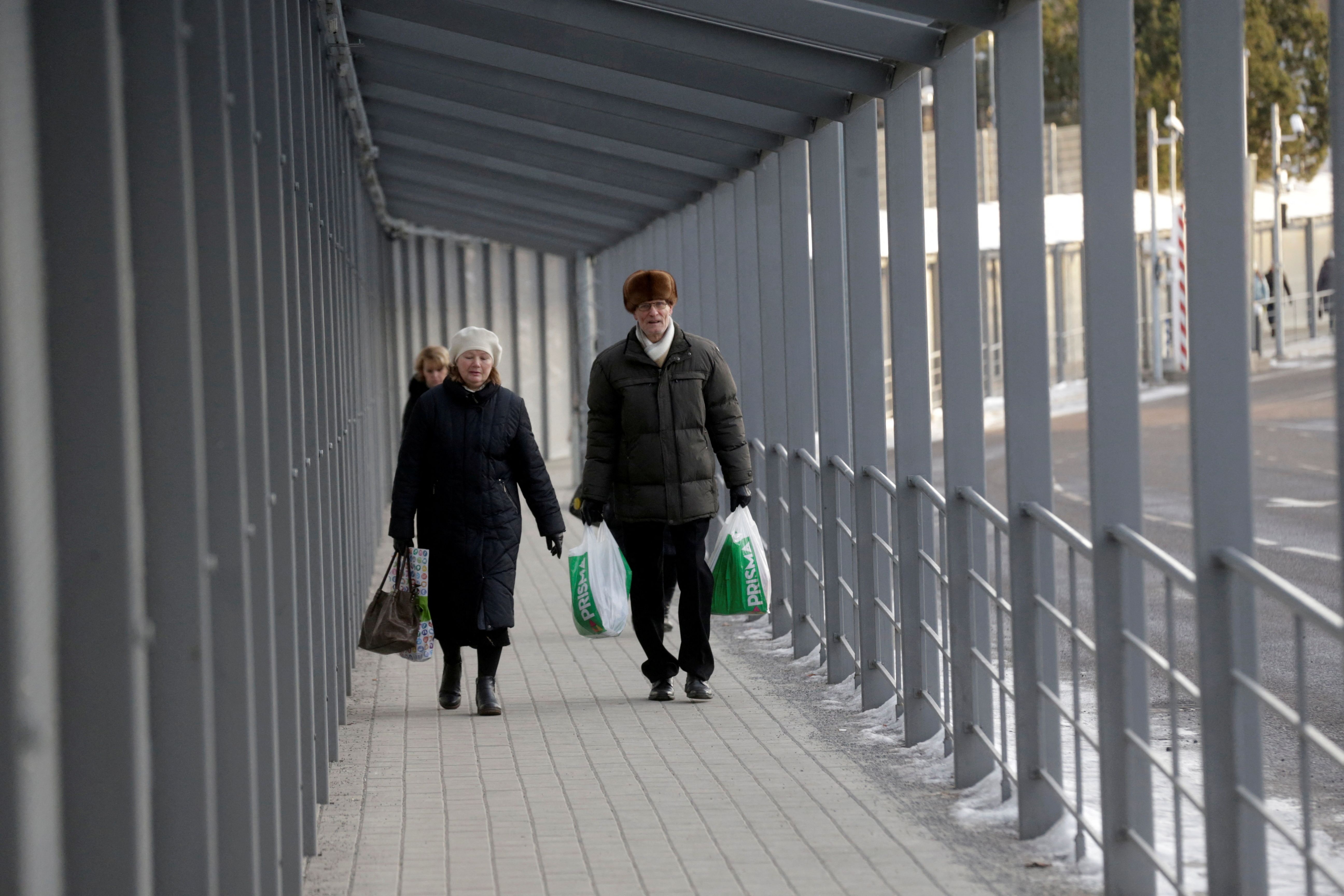 Cruce en el puente de Narva, Estonia, en la frontera con Rusia (Reuters)