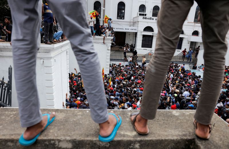 Manifestantes protestan dentro de las instalaciones de la Casa del Presidente, tras la huida del presidente Gotabaya Rajapaksa (Reuters)