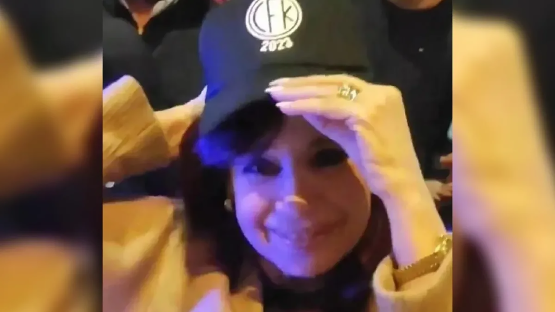 La vicepresidenta Cristina Kirchner y una gorra con una leyenda que la candidatea para 2023