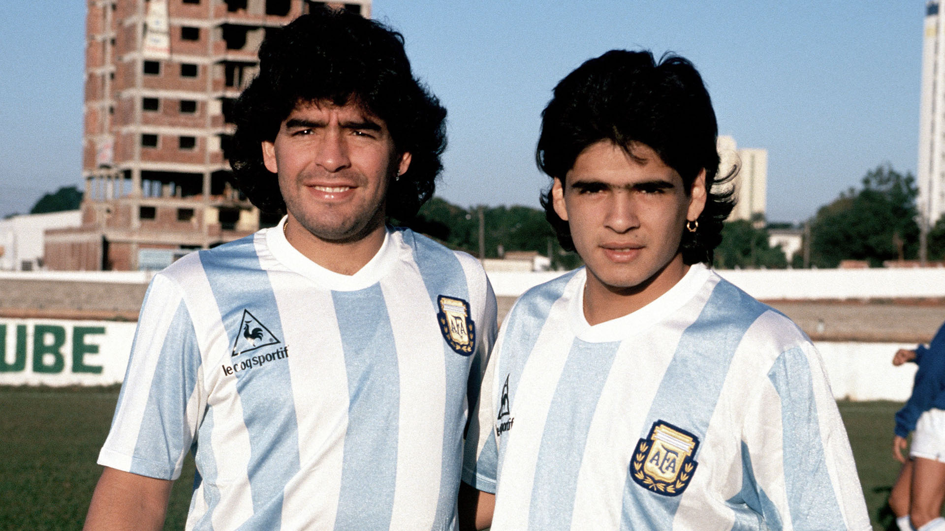 Diego Armando Maradona junto a su hermano Hugo (Getty Images)