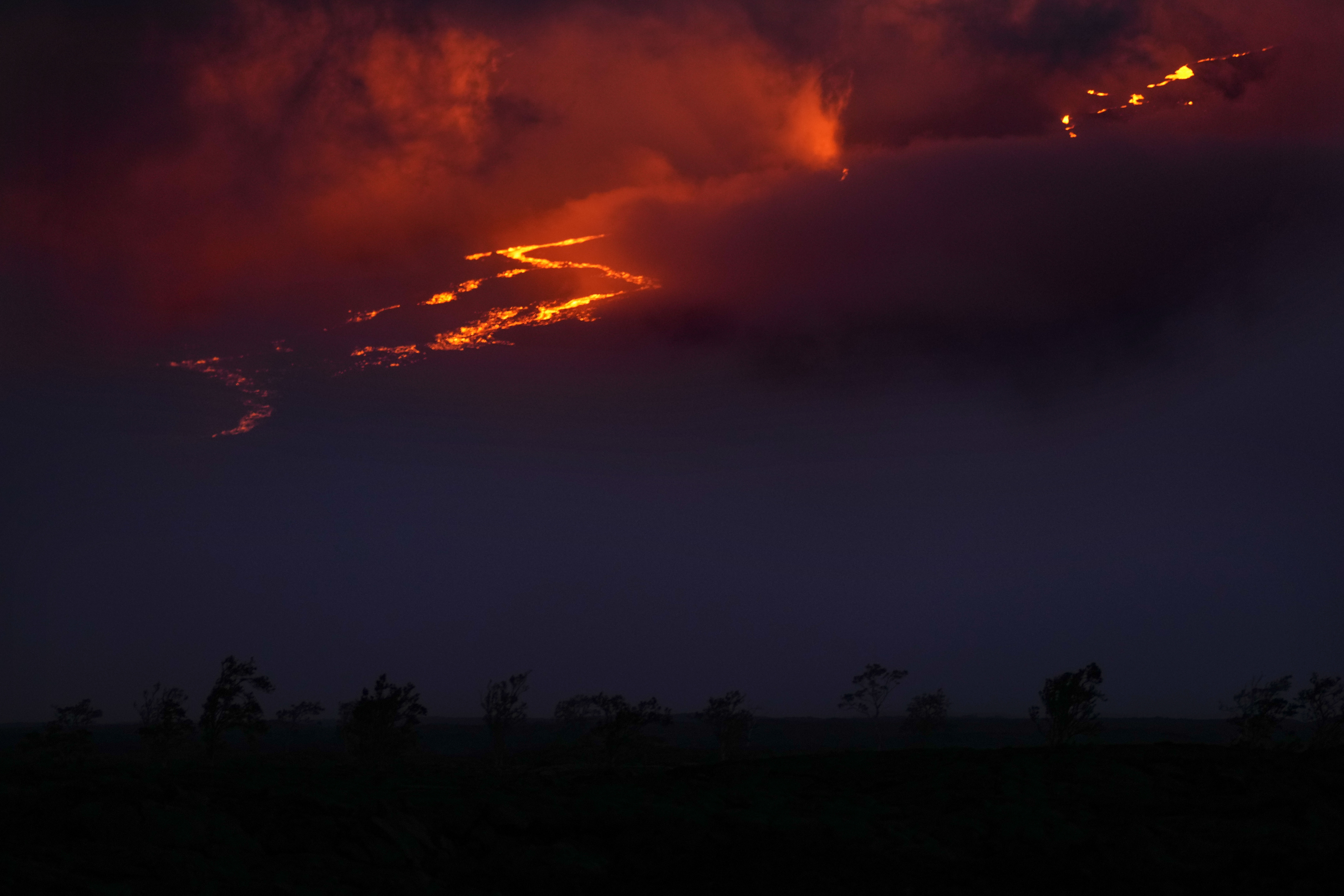 El mayor volcán activo del mundo entró en erupción la noche del domingo luego de una pausa de casi 40 años (AP Photo/Gregory Bull)