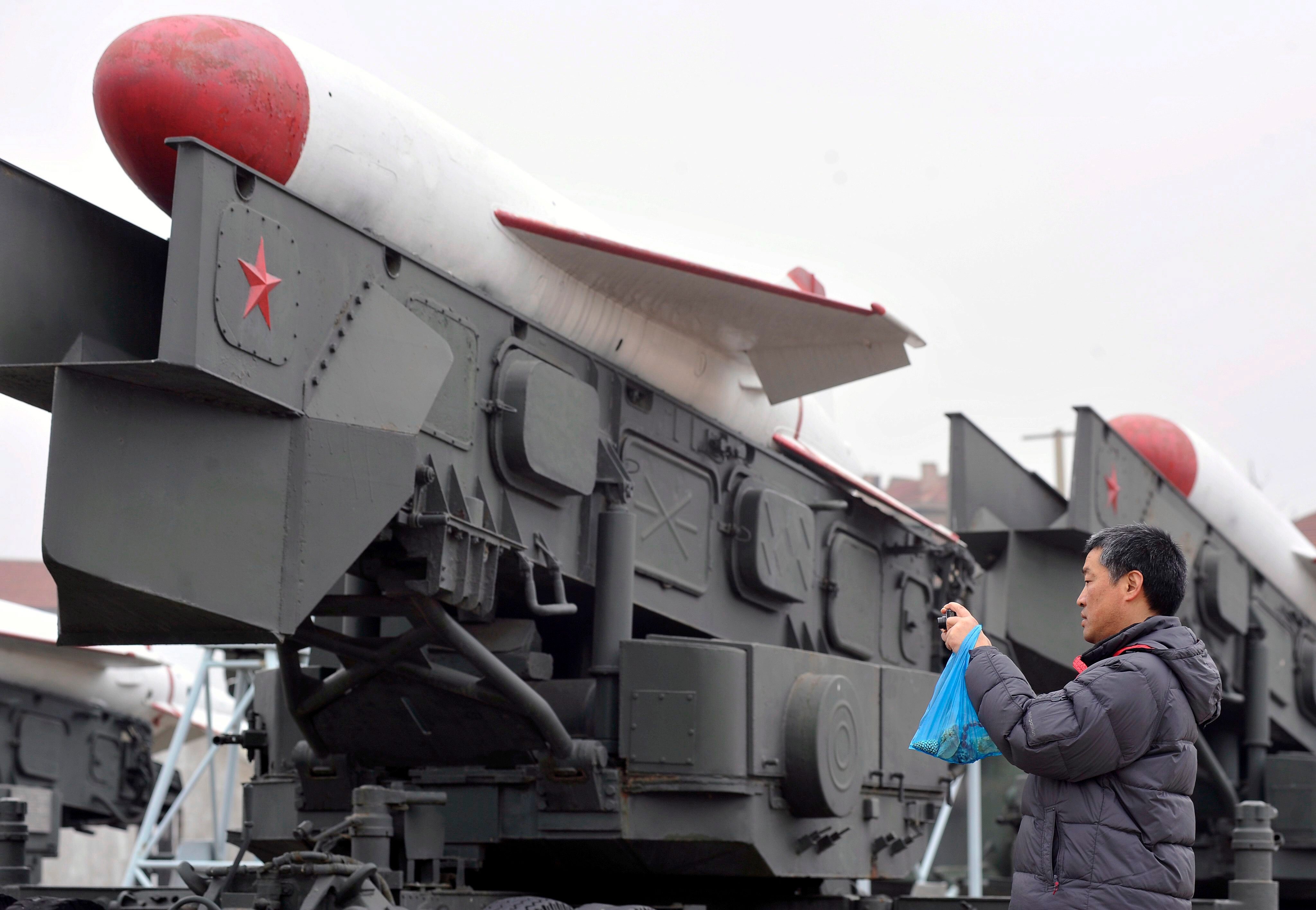 Un misil teledirigido expuesto en un museo militar en la ciudad de Qingdao, en la provincia oriental china de Shandong,en una imagen de archivo. EFE/Wu Hong
