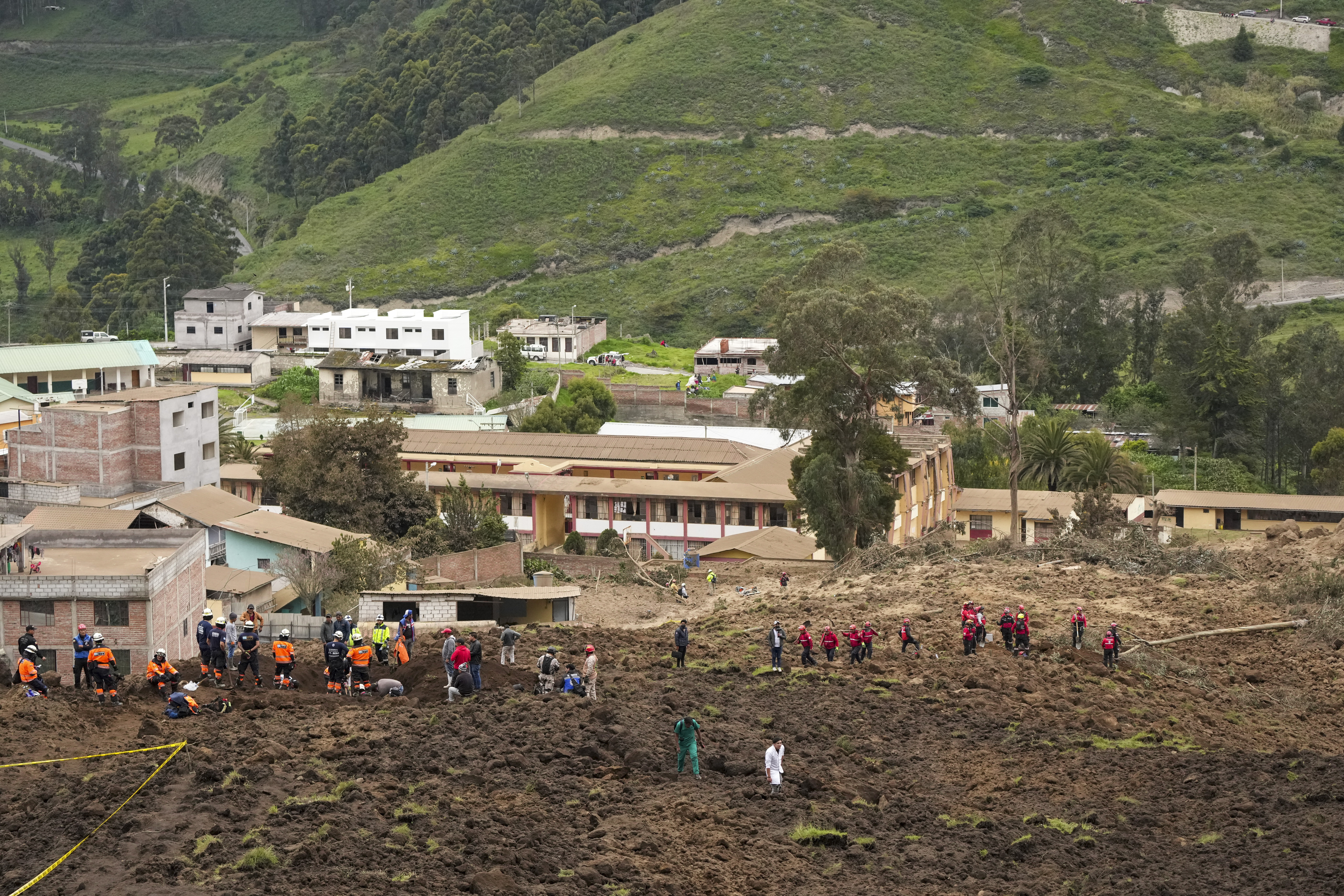 Trabajos de rescate en la zona afectada por el mortífero alud, causado por las intensas lluvias, que enterró decenas de viviendas en Alausí, Ecuador, el lunes 27 de marzo de de 2023. (AP Foto/Dolores Ochoa)